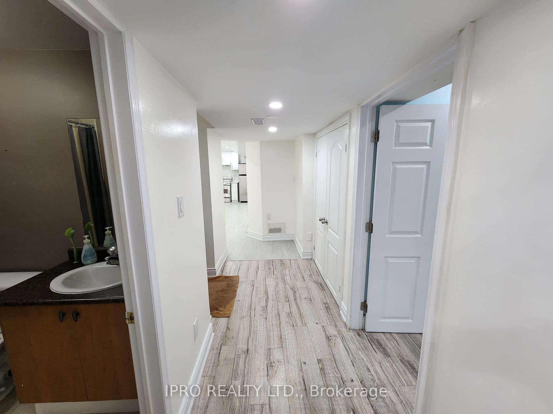 72 Commodore Dr