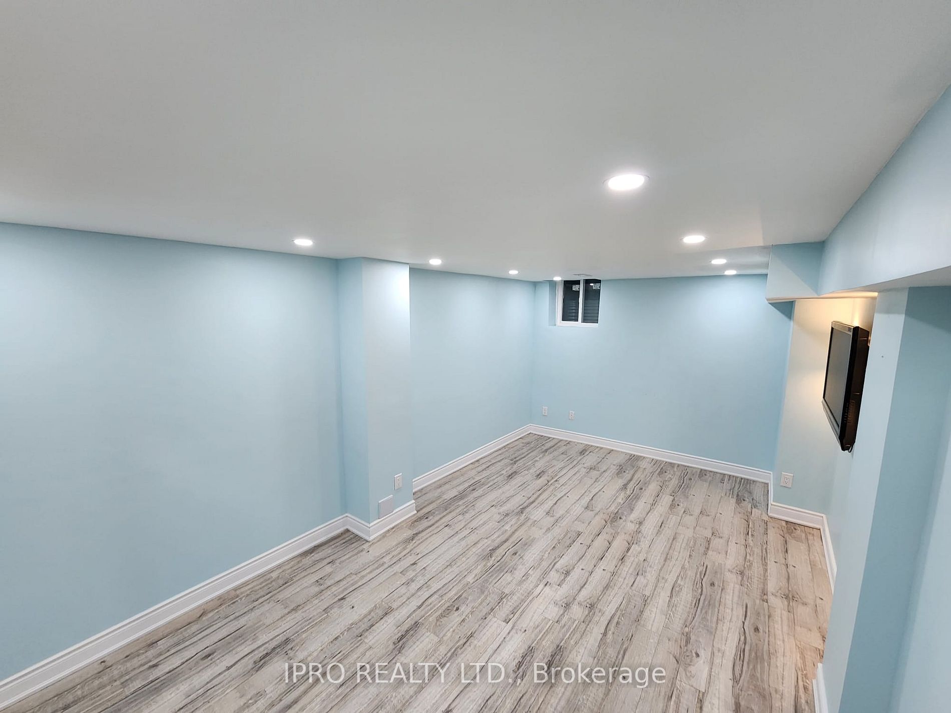 72 Commodore Dr