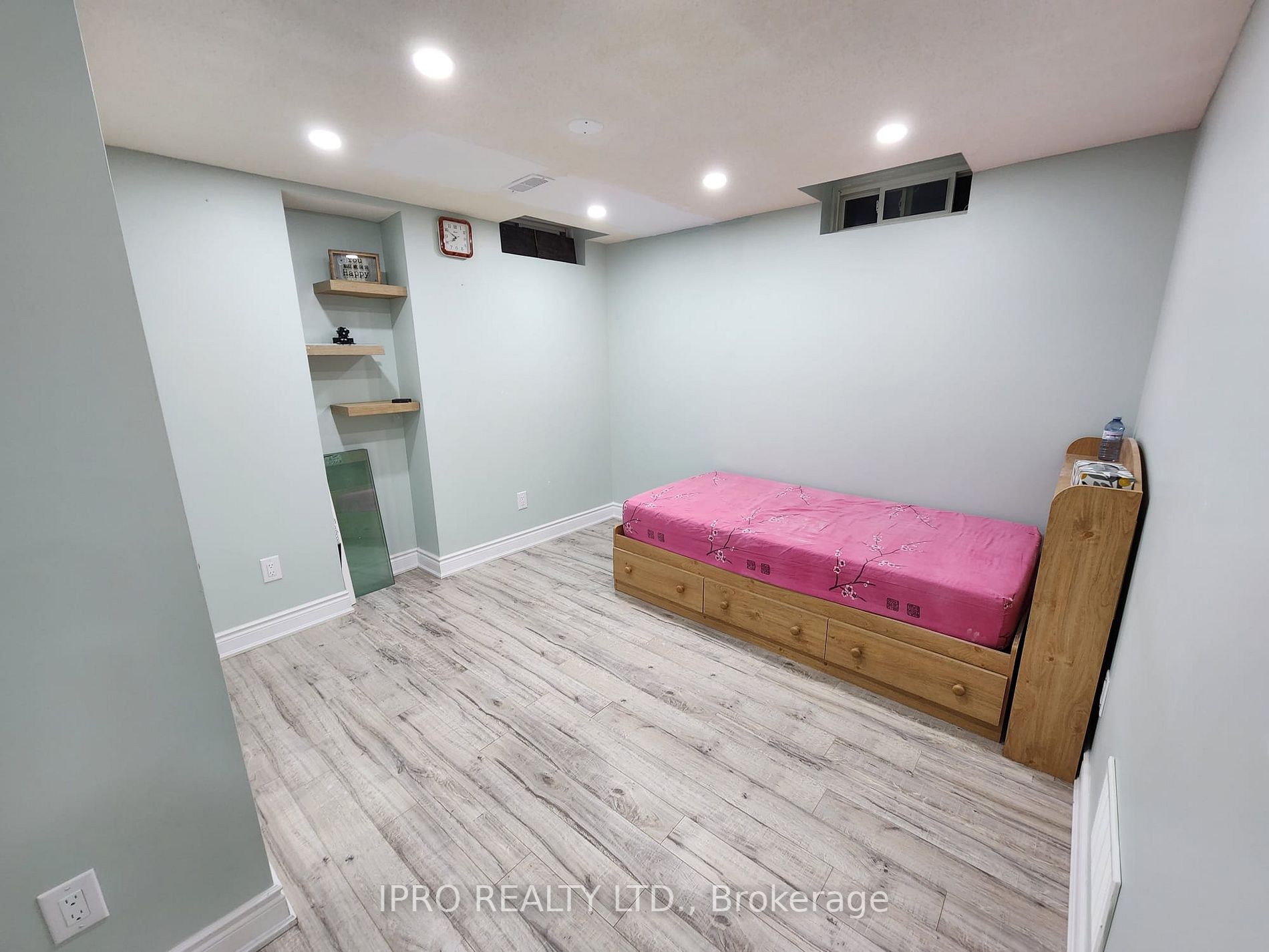 72 Commodore Dr