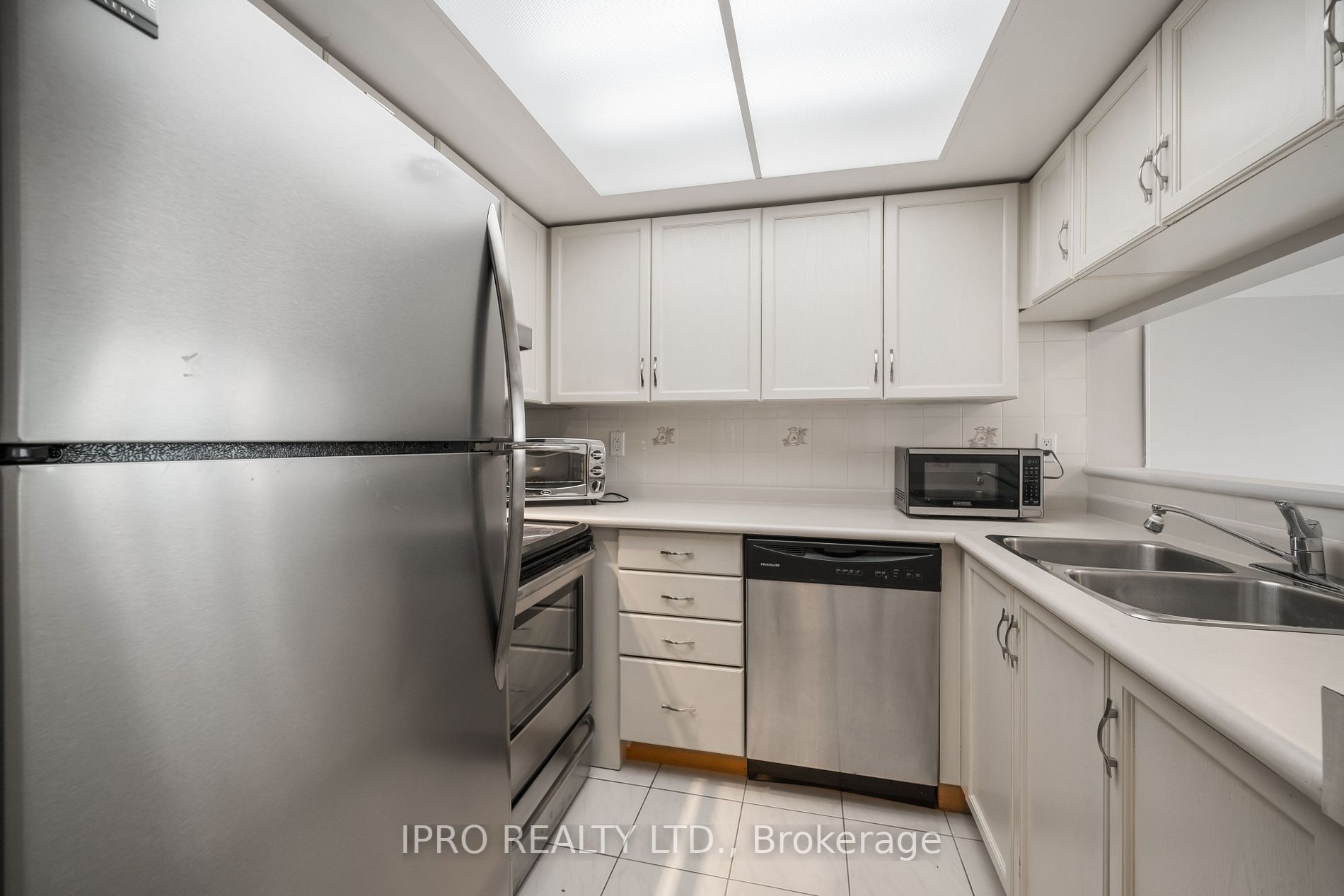 75 King St E, #206