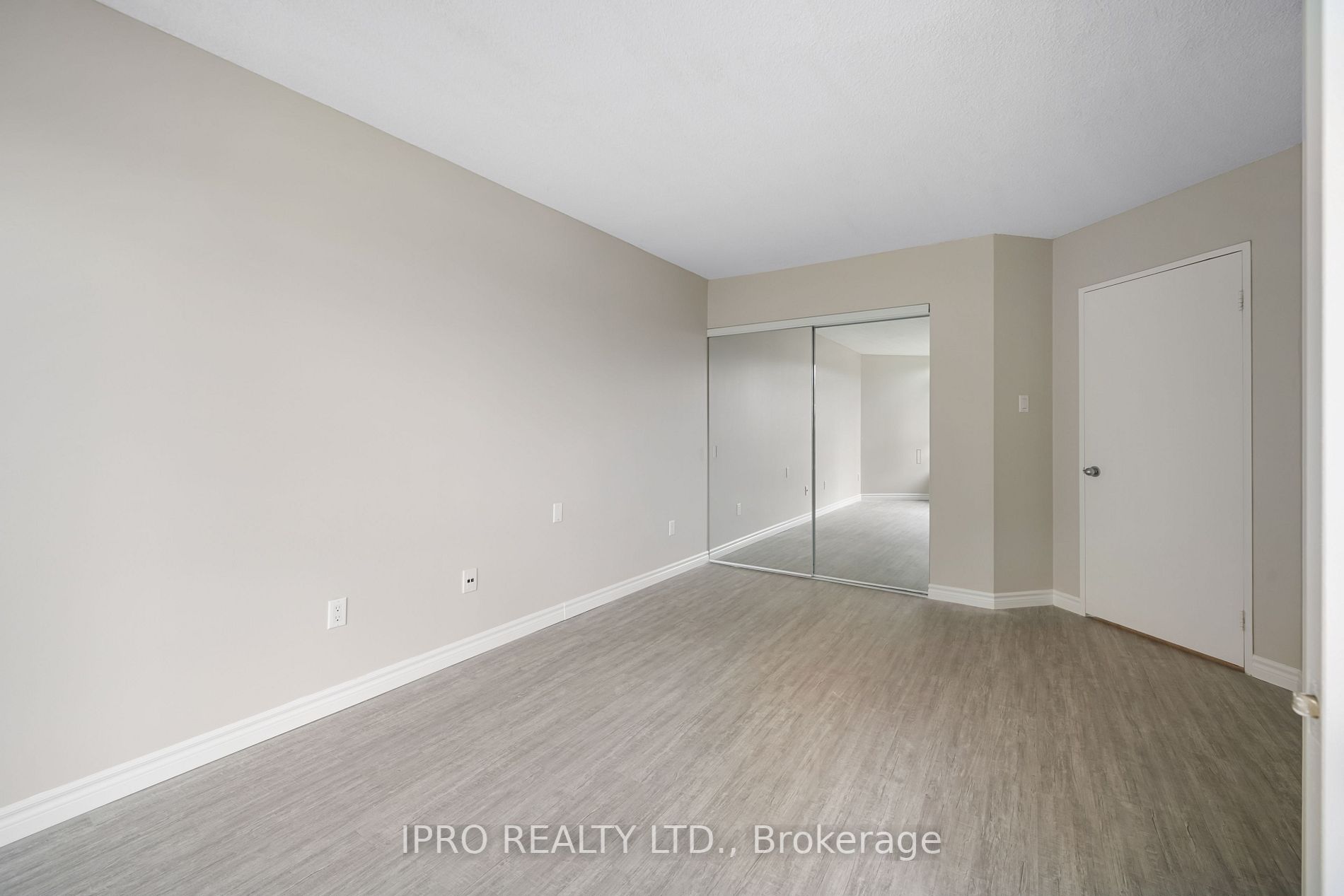 75 King St E, #206
