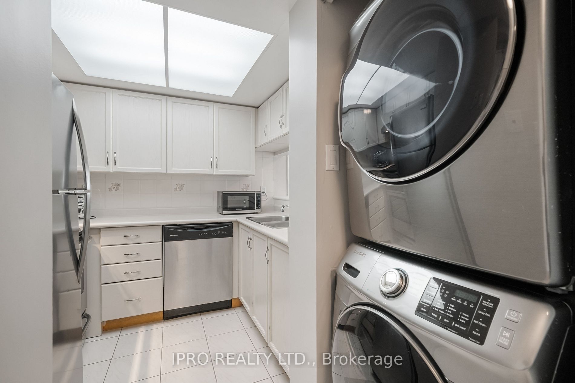 75 King St E, #206
