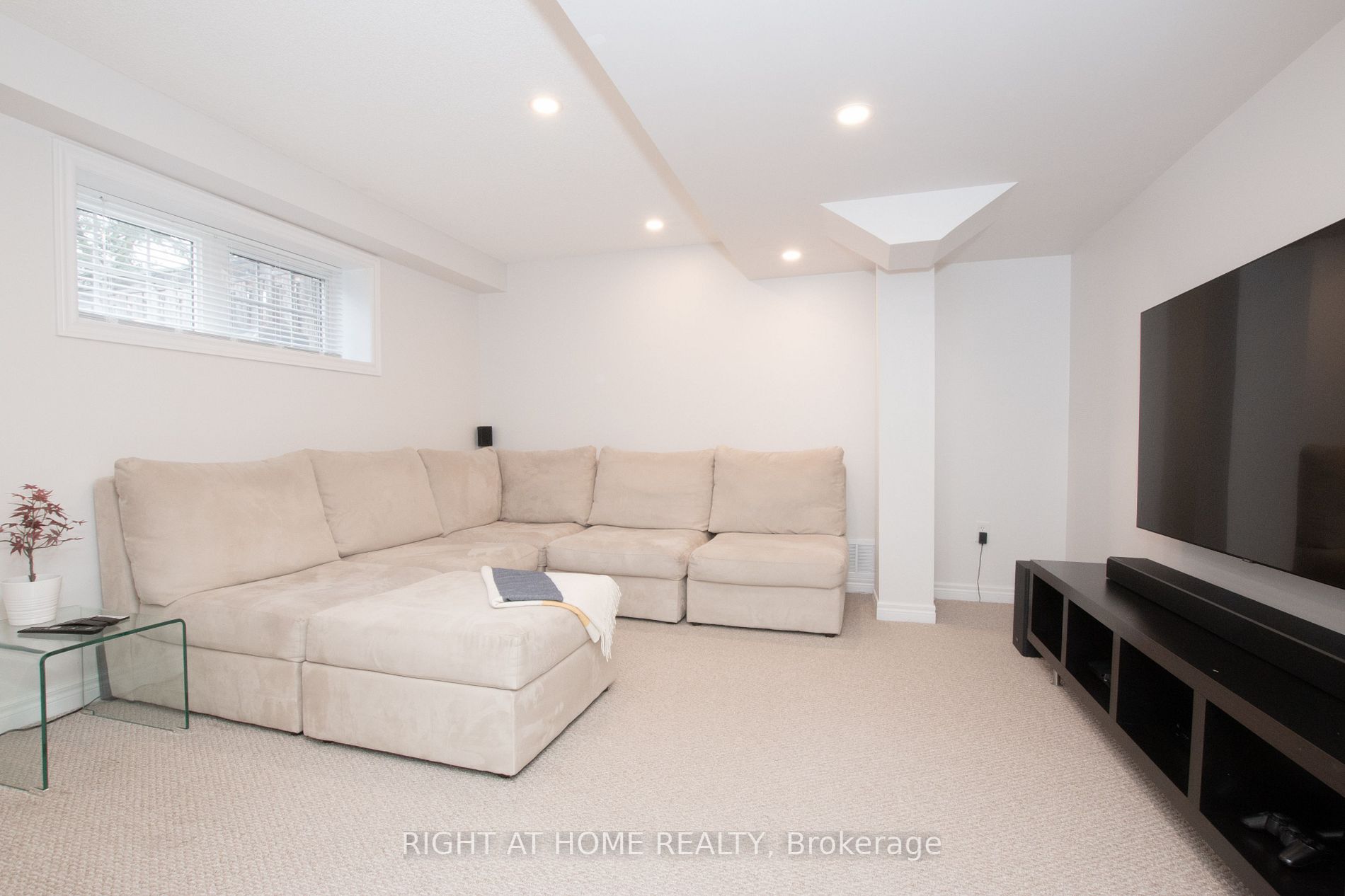 3929 Eglinton Ave W