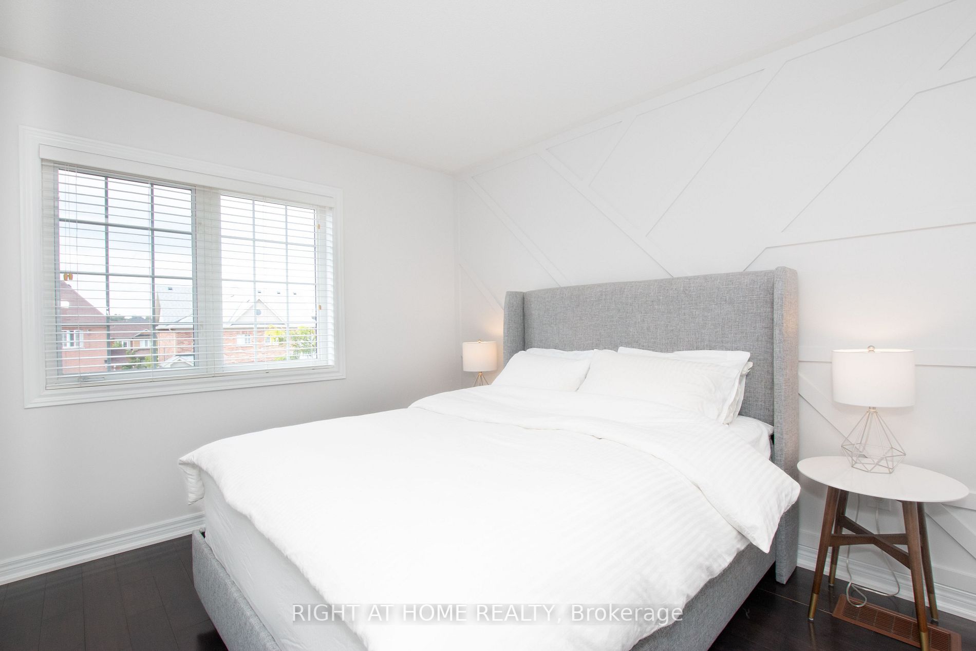 3929 Eglinton Ave W