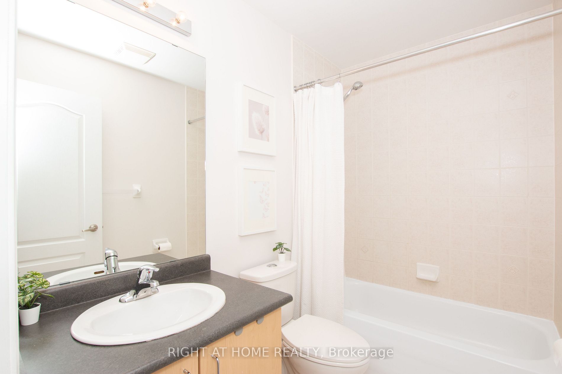 3929 Eglinton Ave W