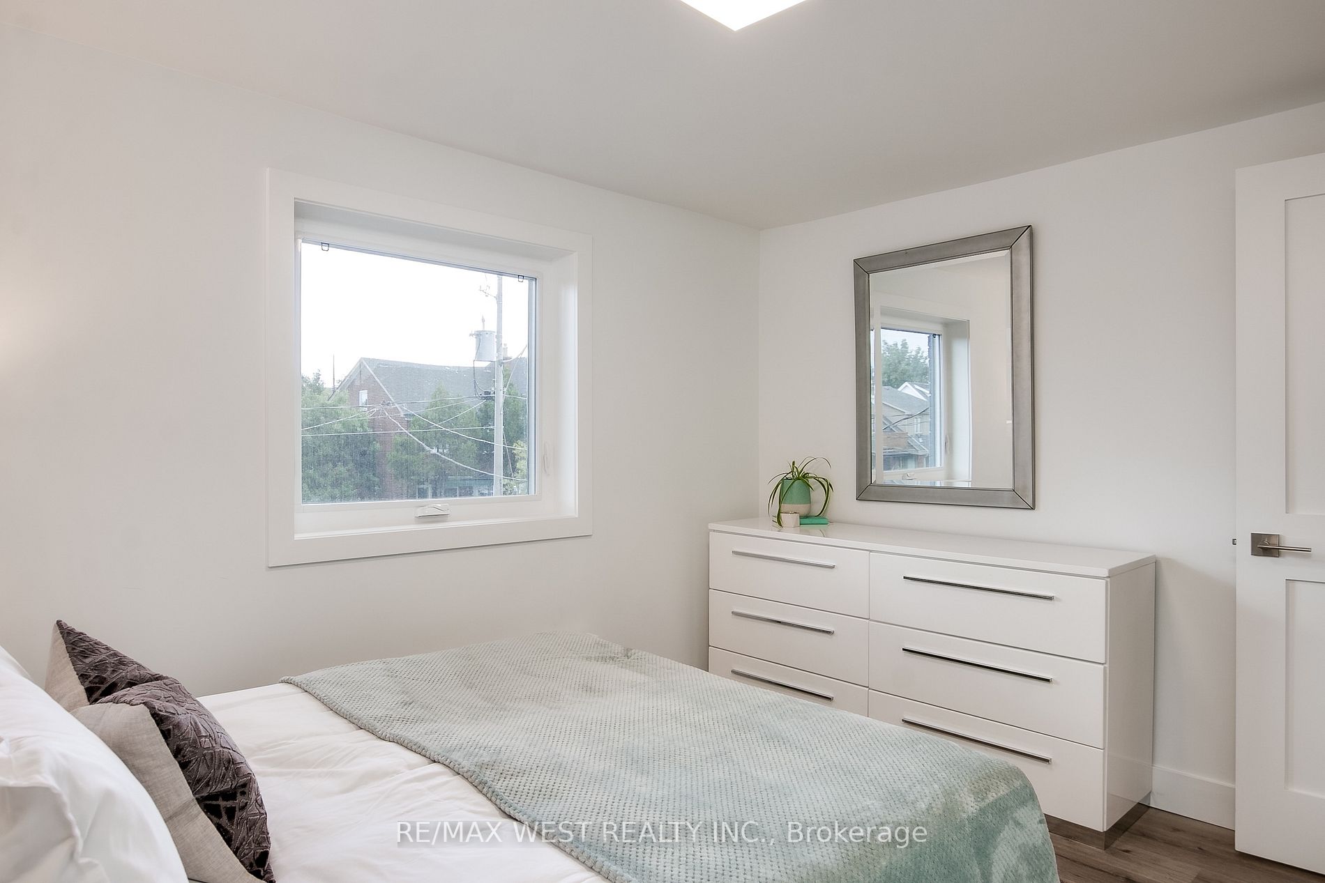 999 Saint Clarens Ave
