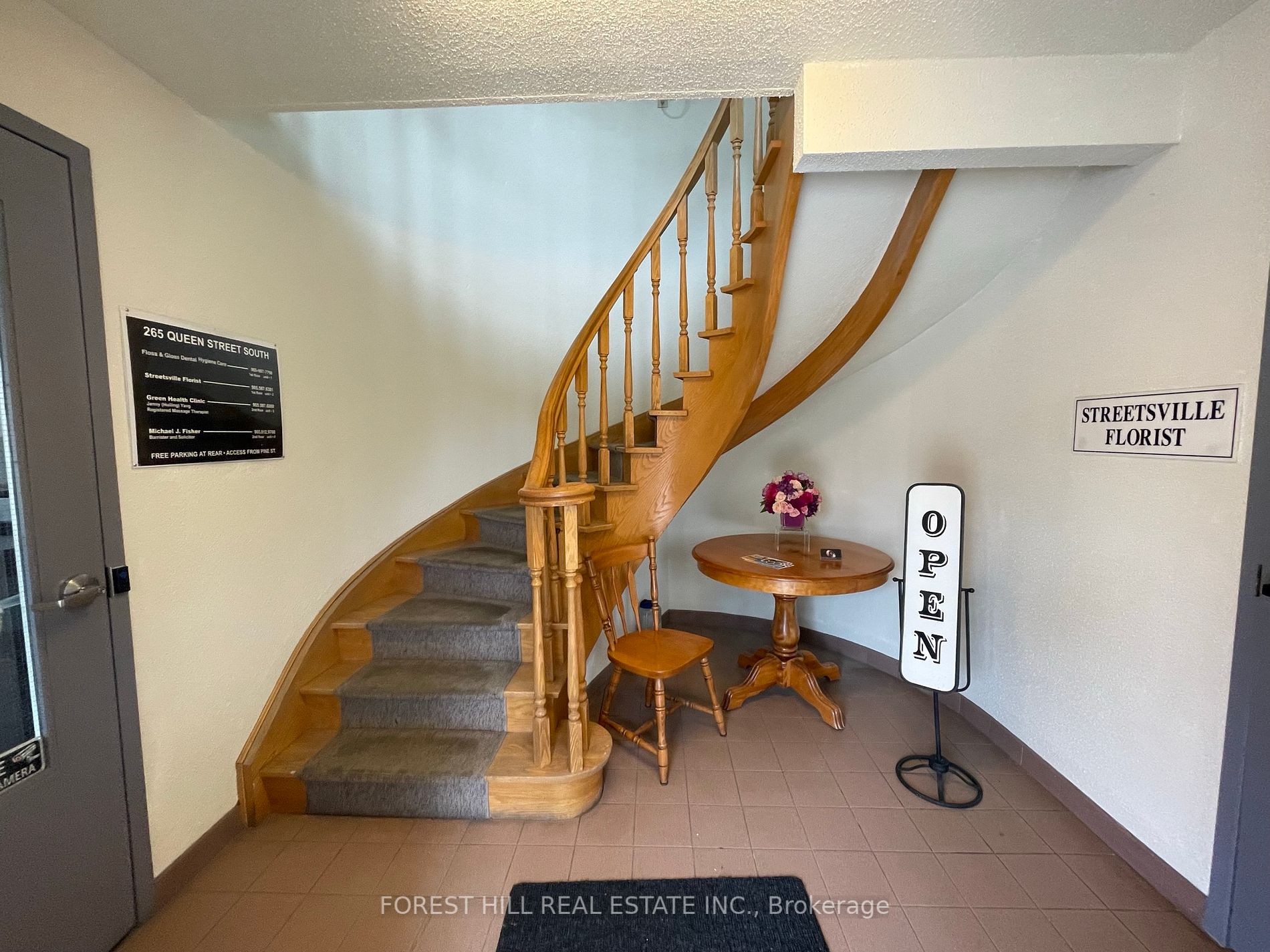 265 Queen St S, #4