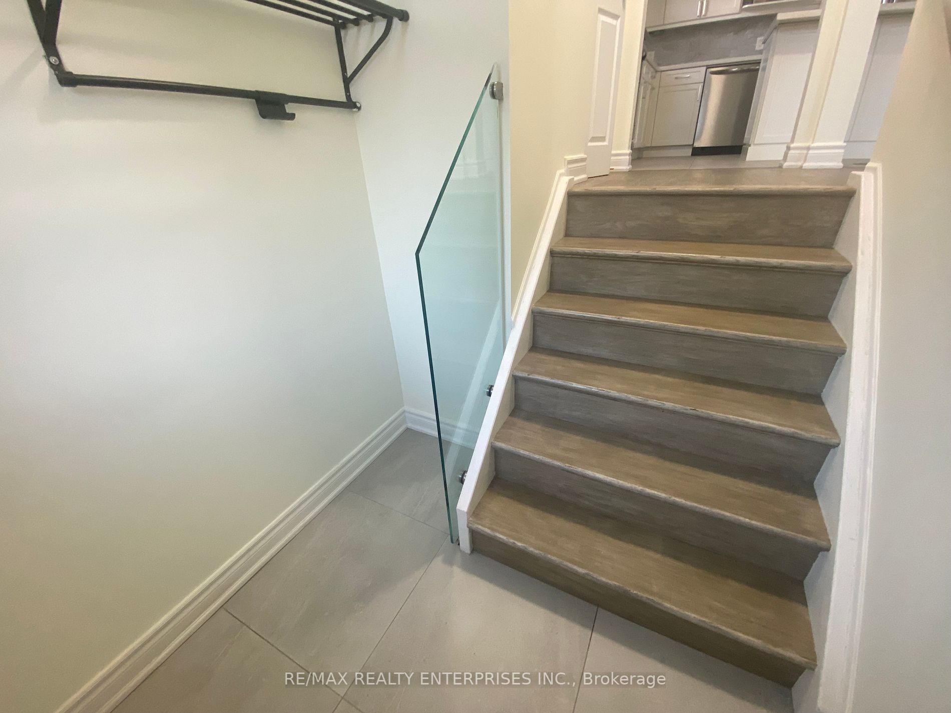3370 Queen Frederica Drive, #UPPER
