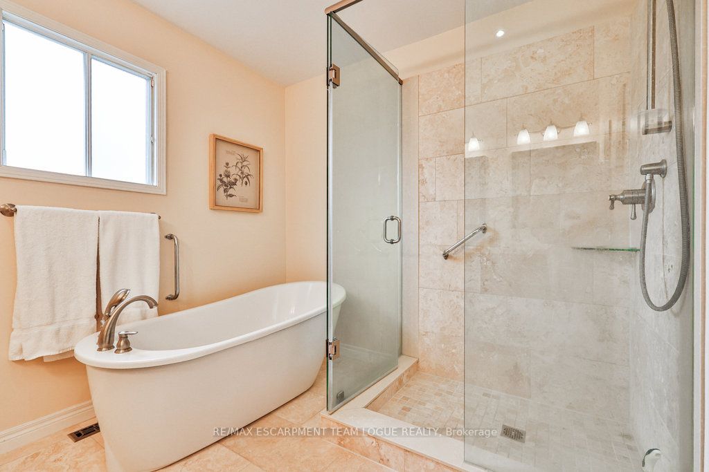 344 Evergreen Cres