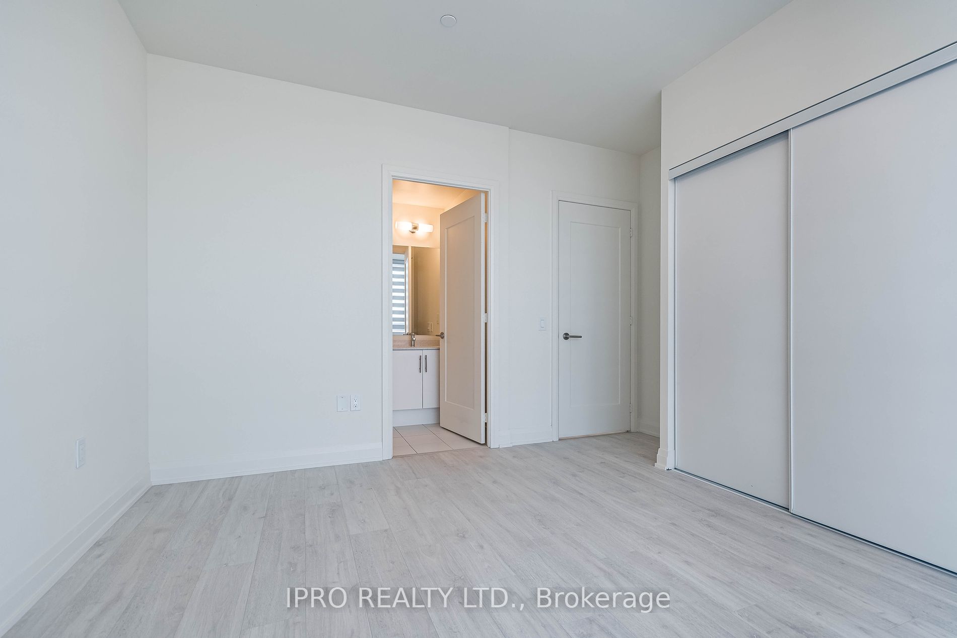509 Dundas St, #209