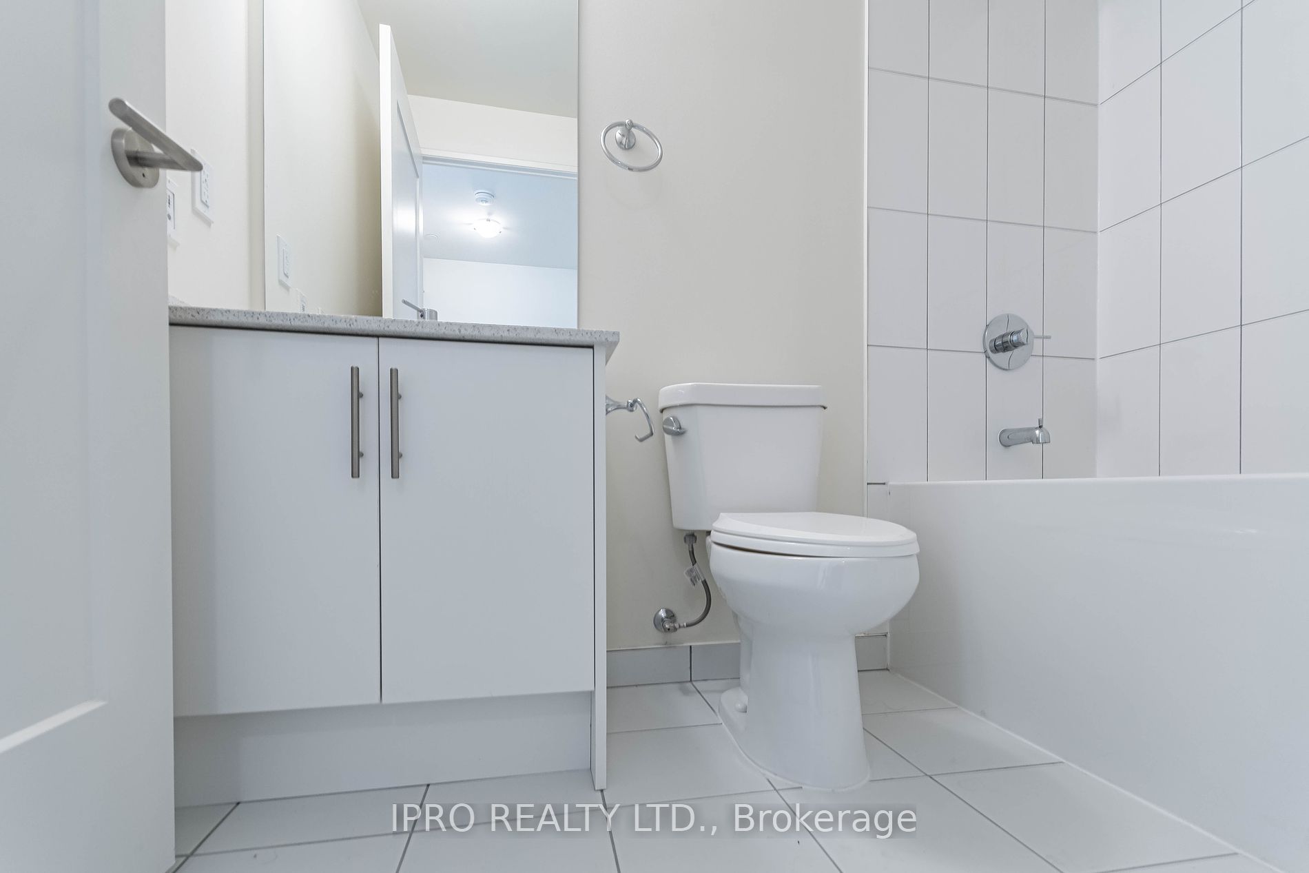 509 Dundas St, #209