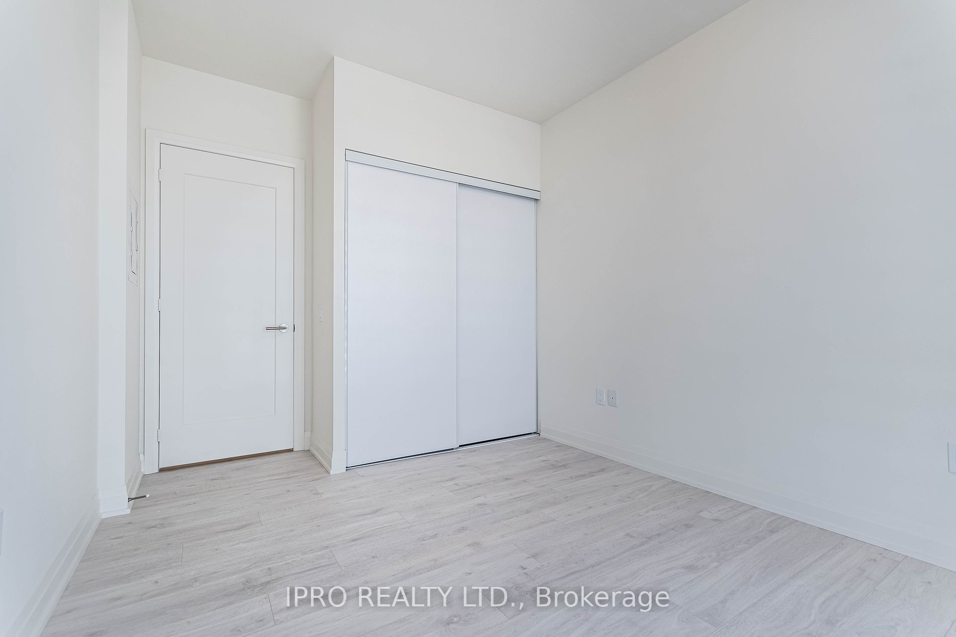 509 Dundas St, #209