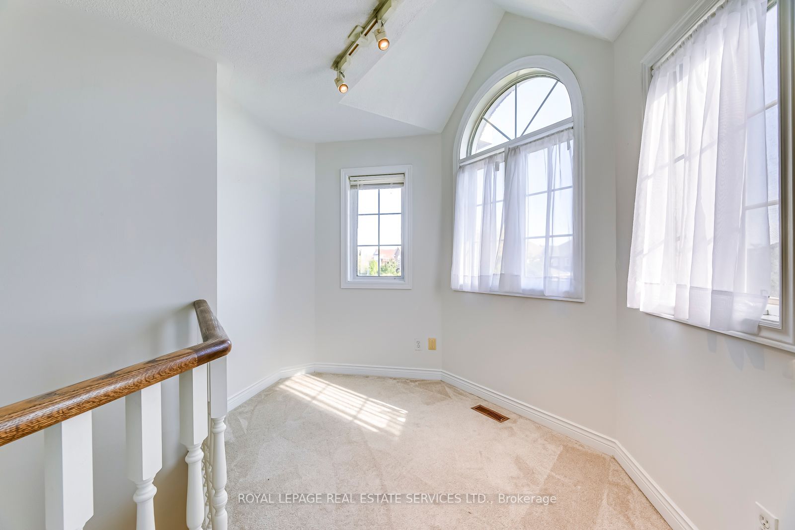 6898 Lisgar Dr