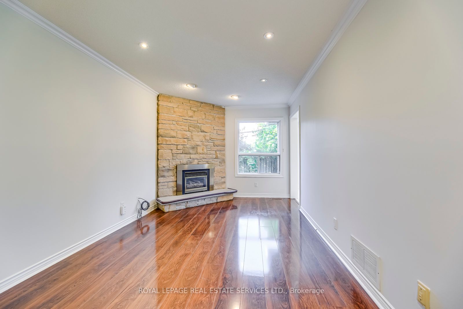 6898 Lisgar Dr