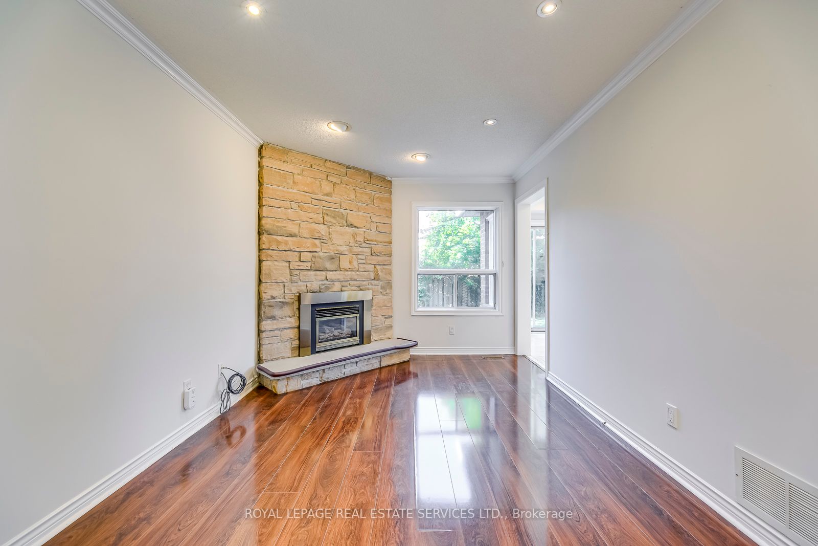 6898 Lisgar Dr