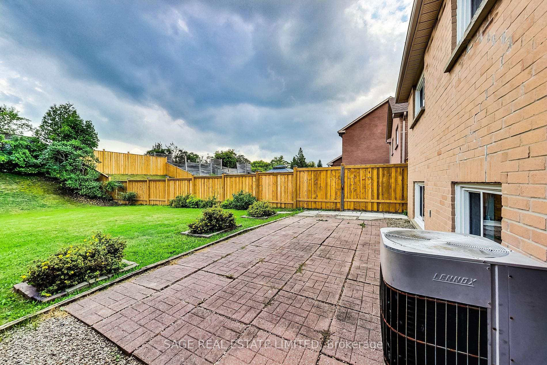 484 Luzon Crescent
