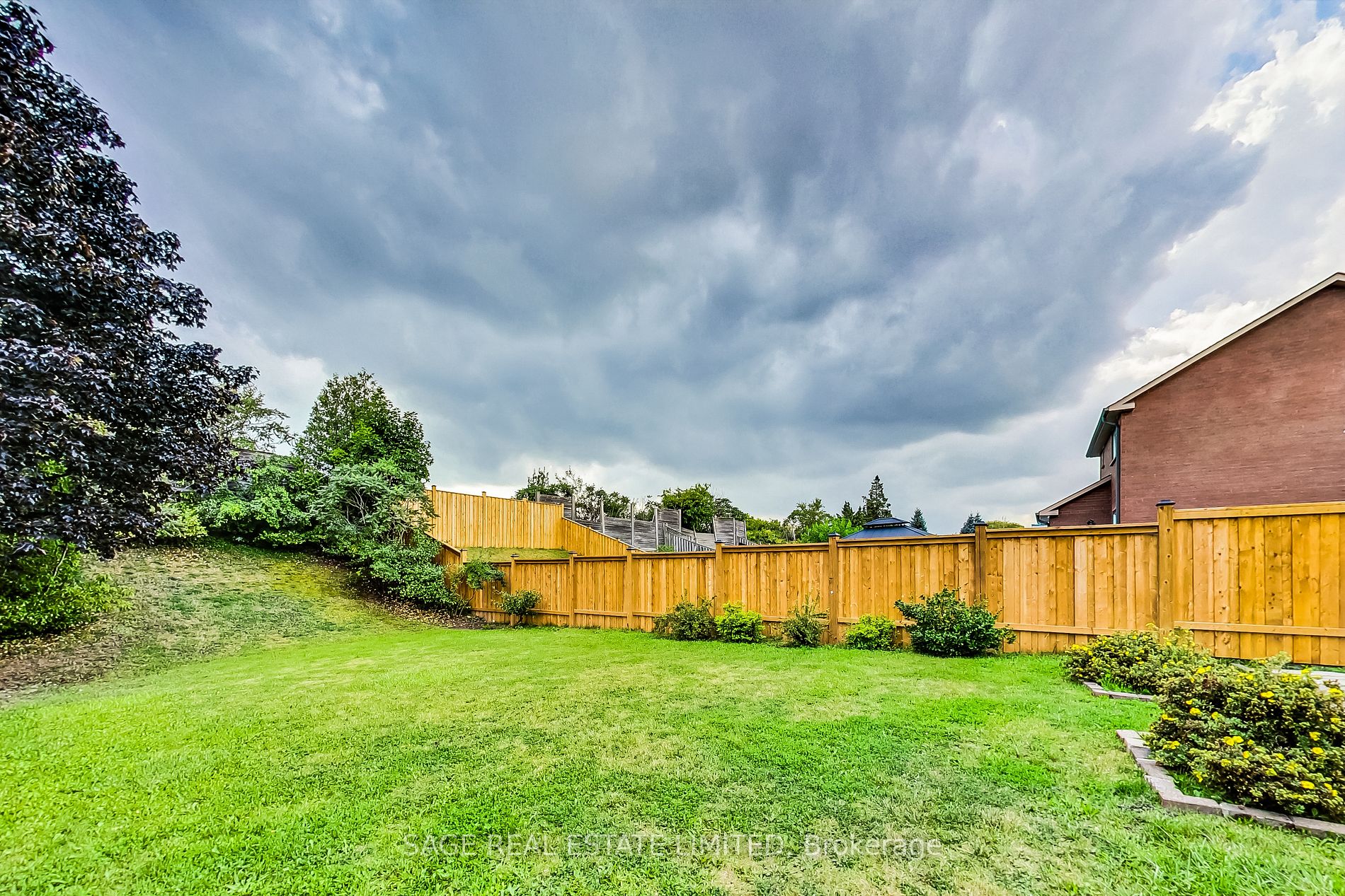 484 Luzon Crescent