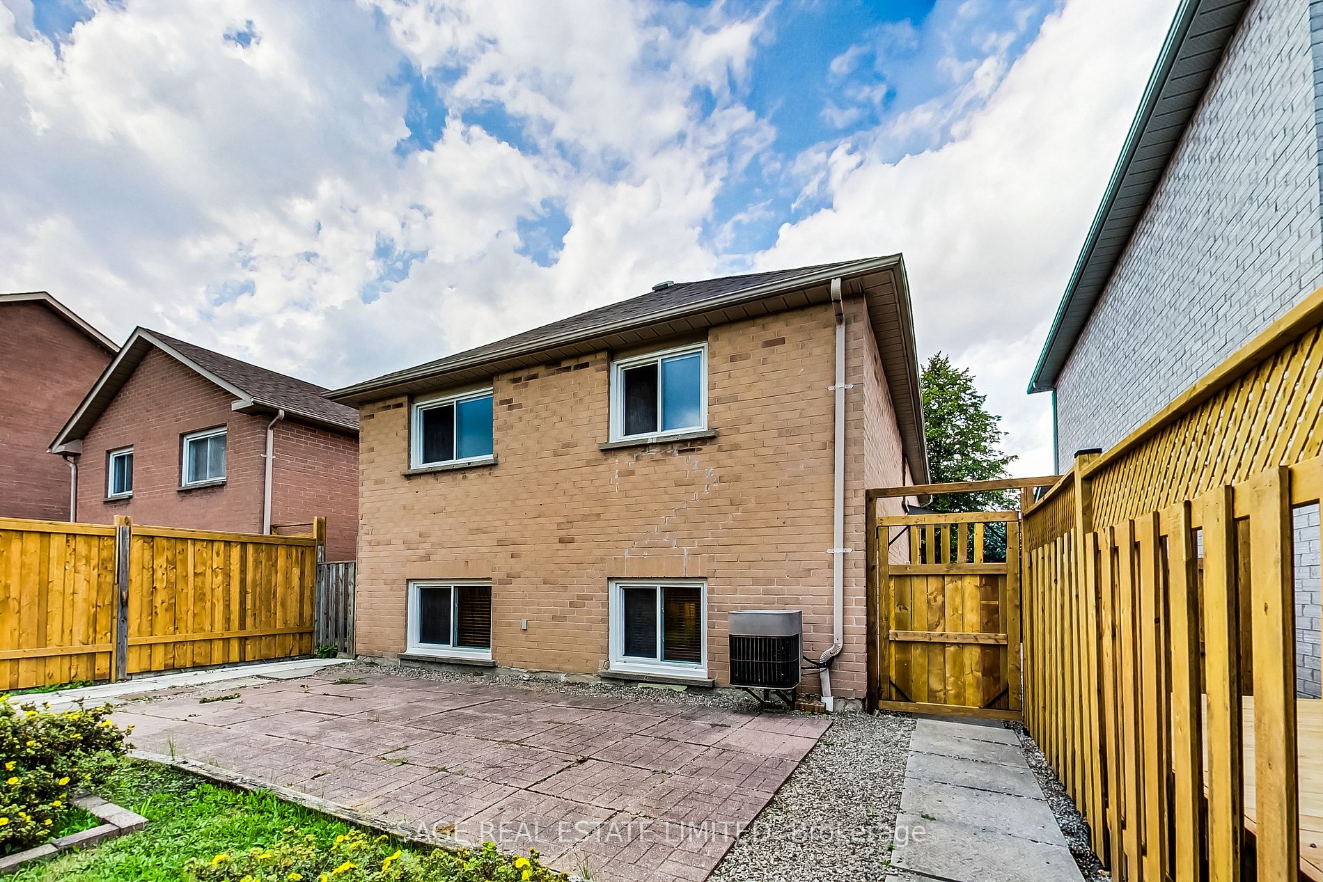 484 Luzon Crescent