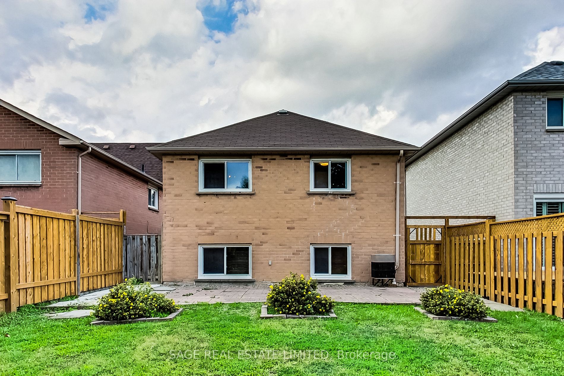 484 Luzon Crescent