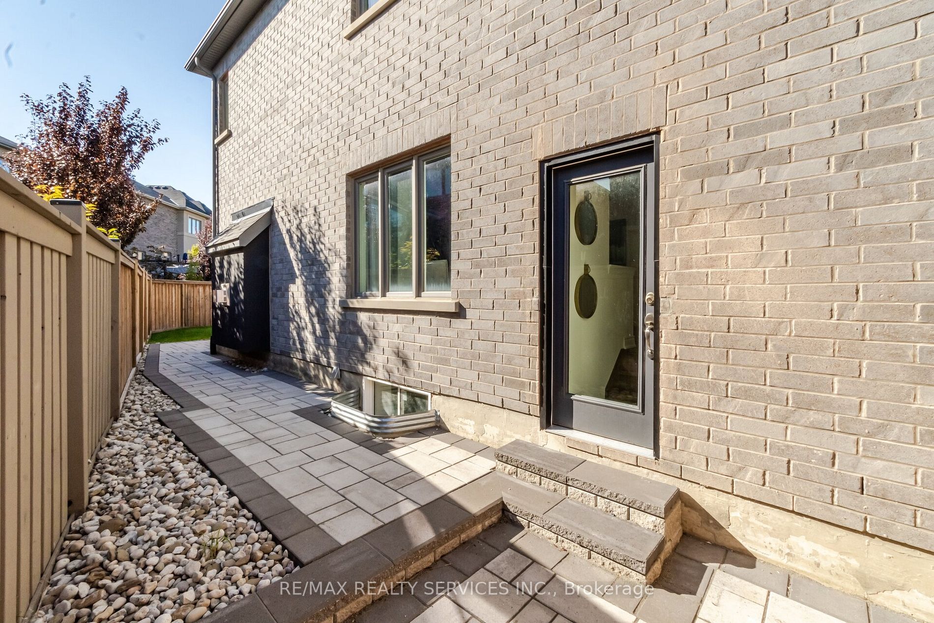 17 Prairie Creek Crescent