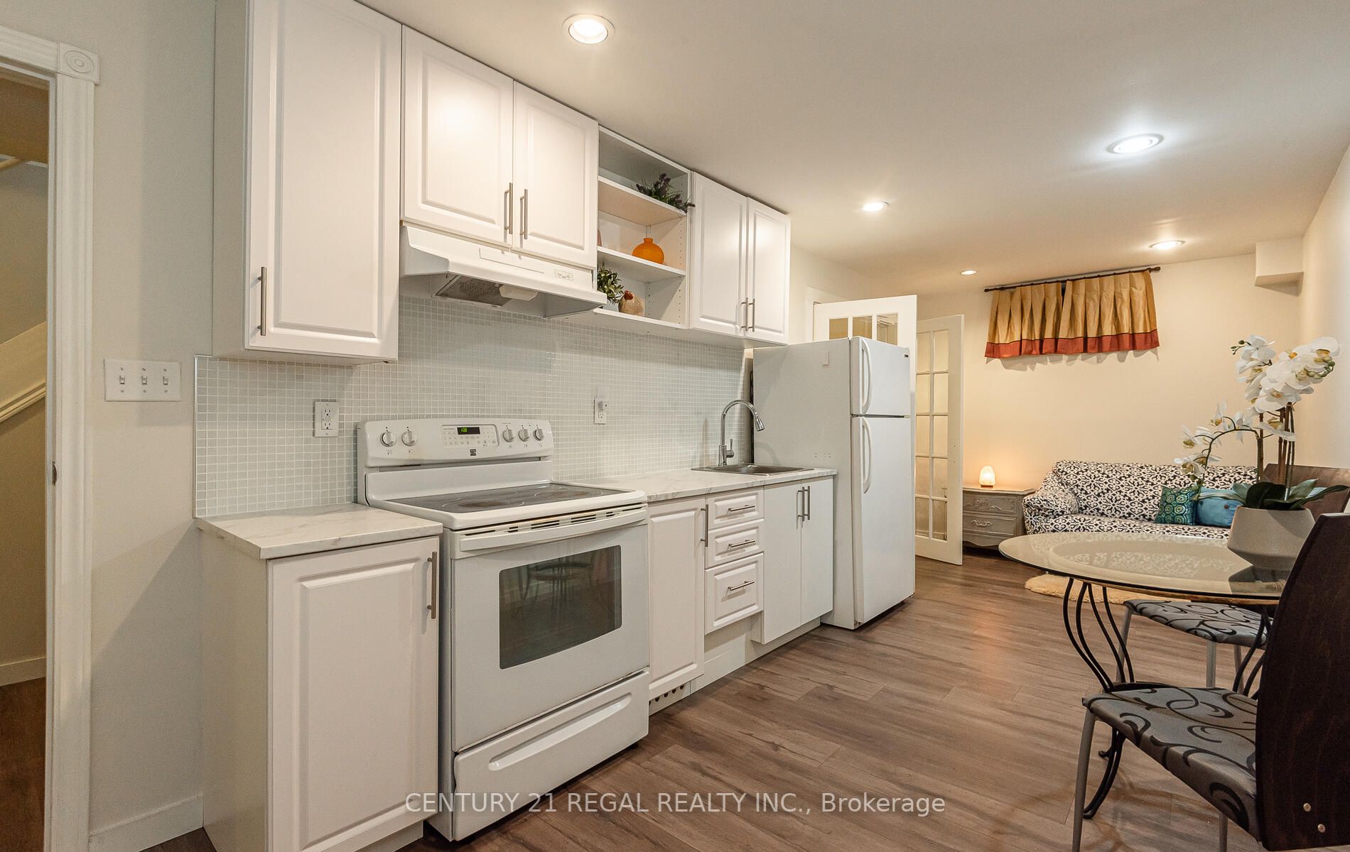 3 Greenleaf Cres