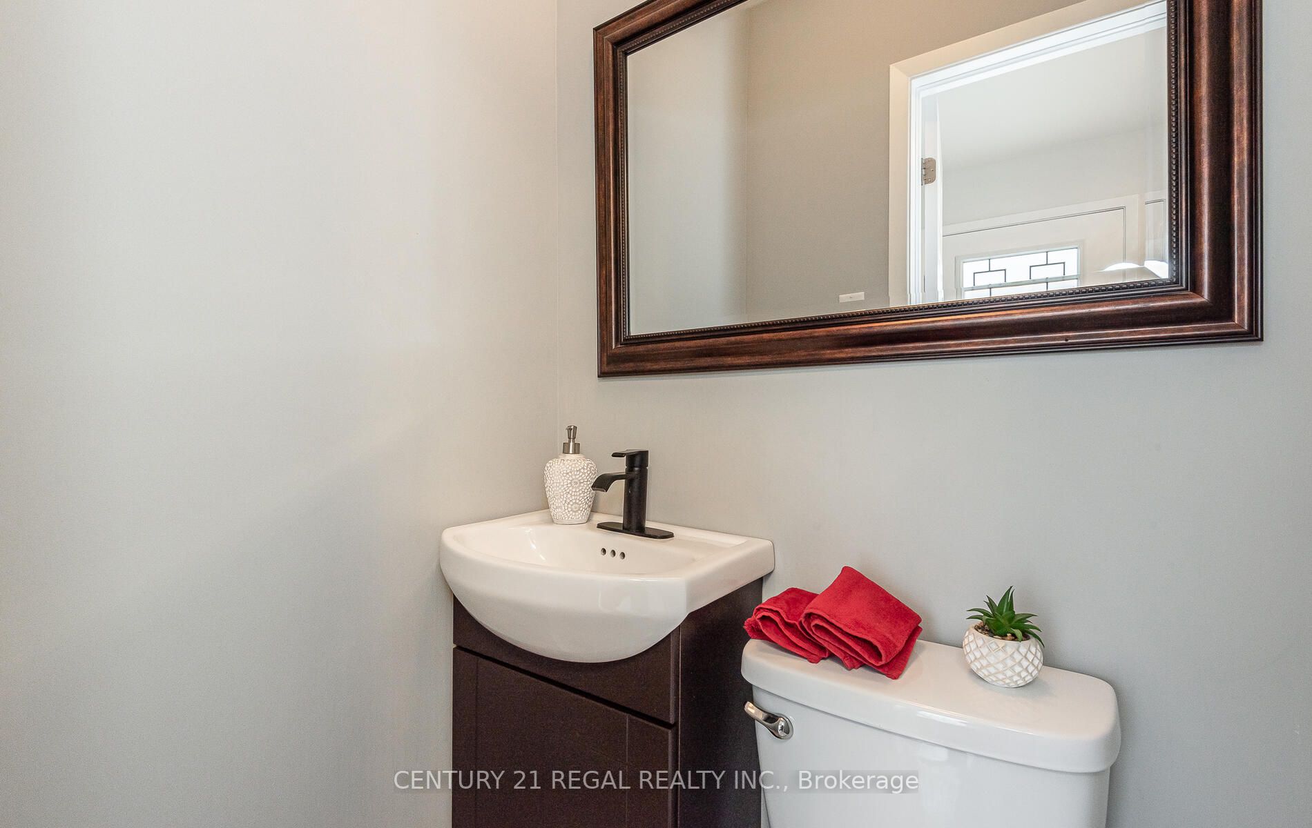 3 Greenleaf Cres