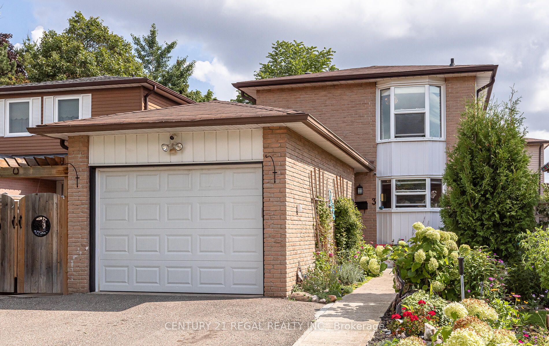 3 Greenleaf Cres