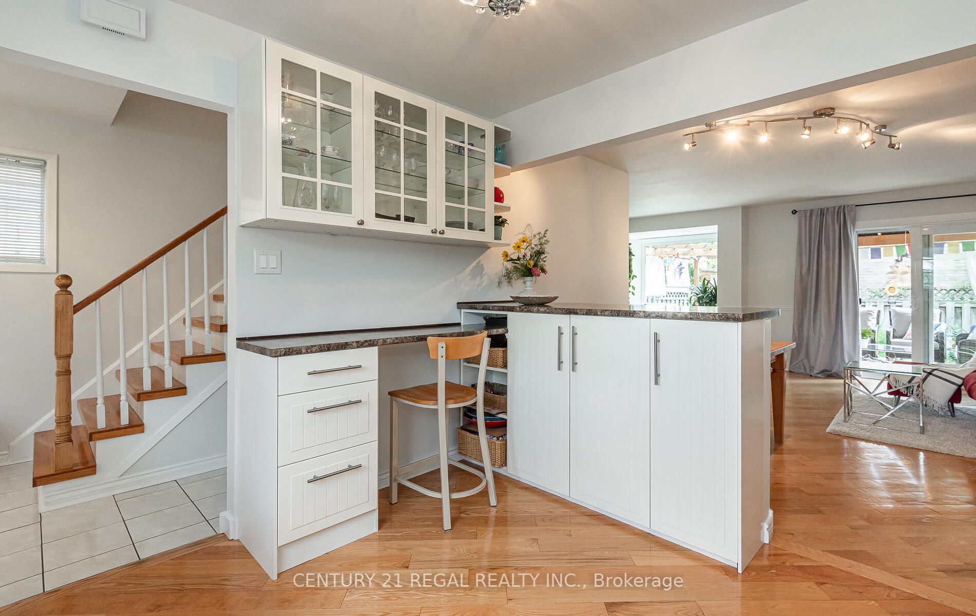 3 Greenleaf Cres