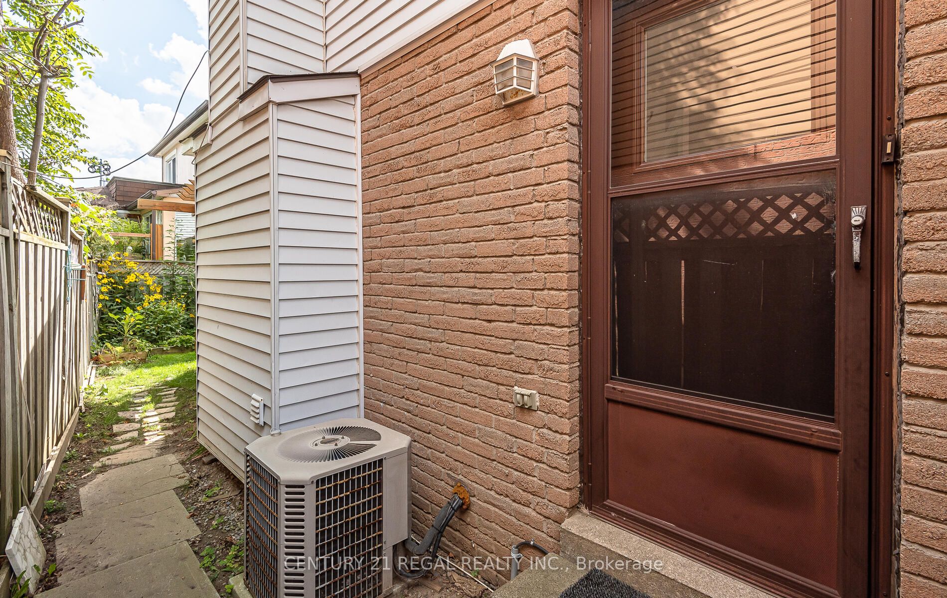 3 Greenleaf Cres