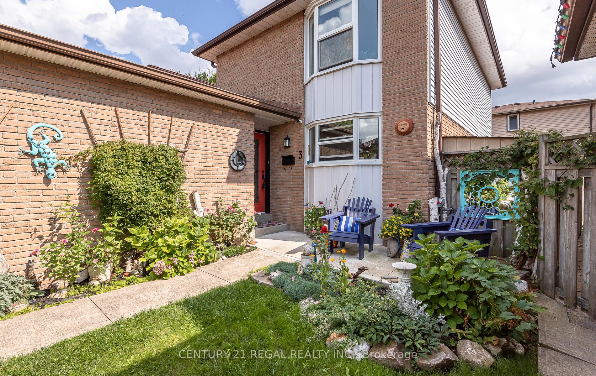 3 Greenleaf Cres