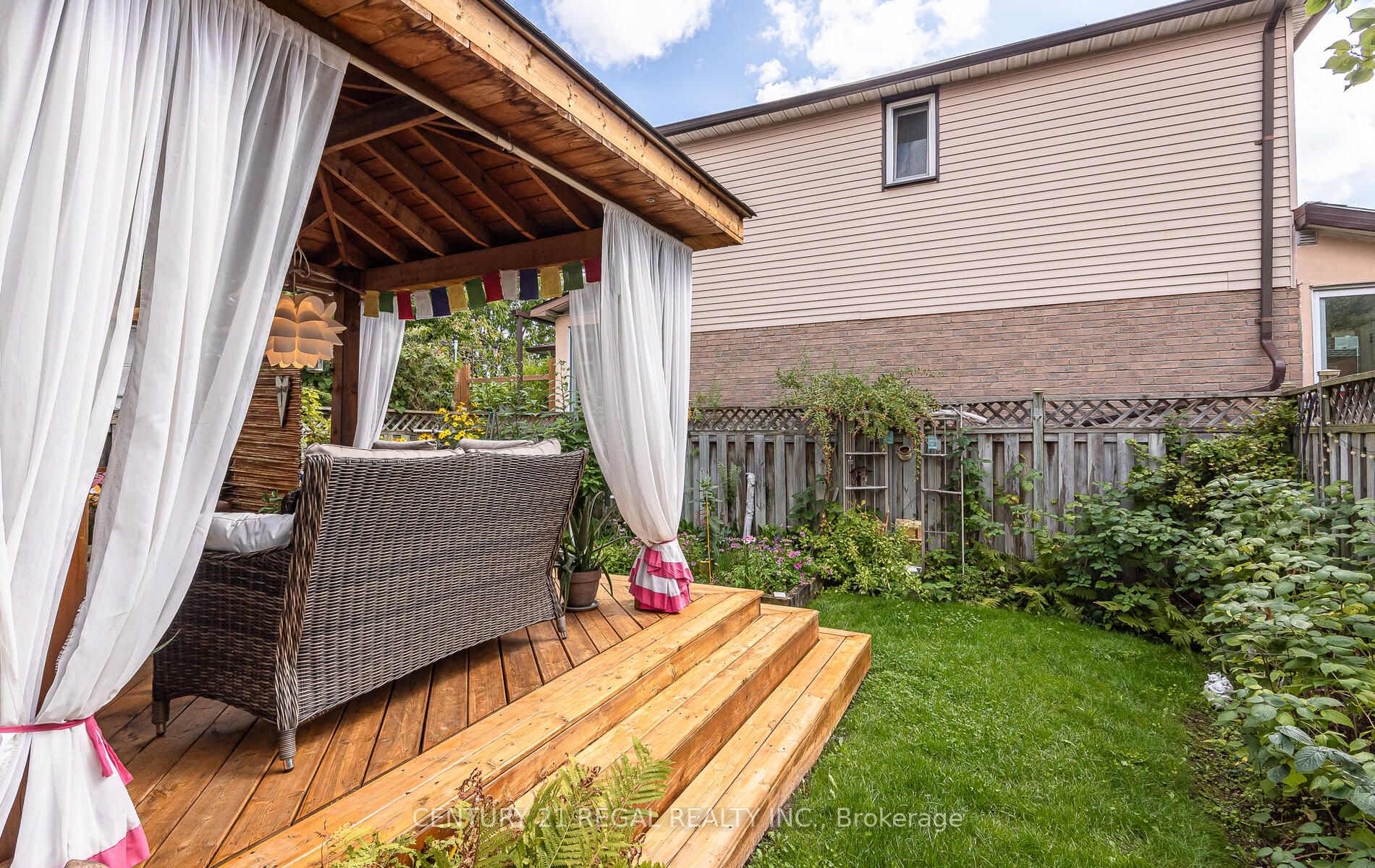 3 Greenleaf Cres