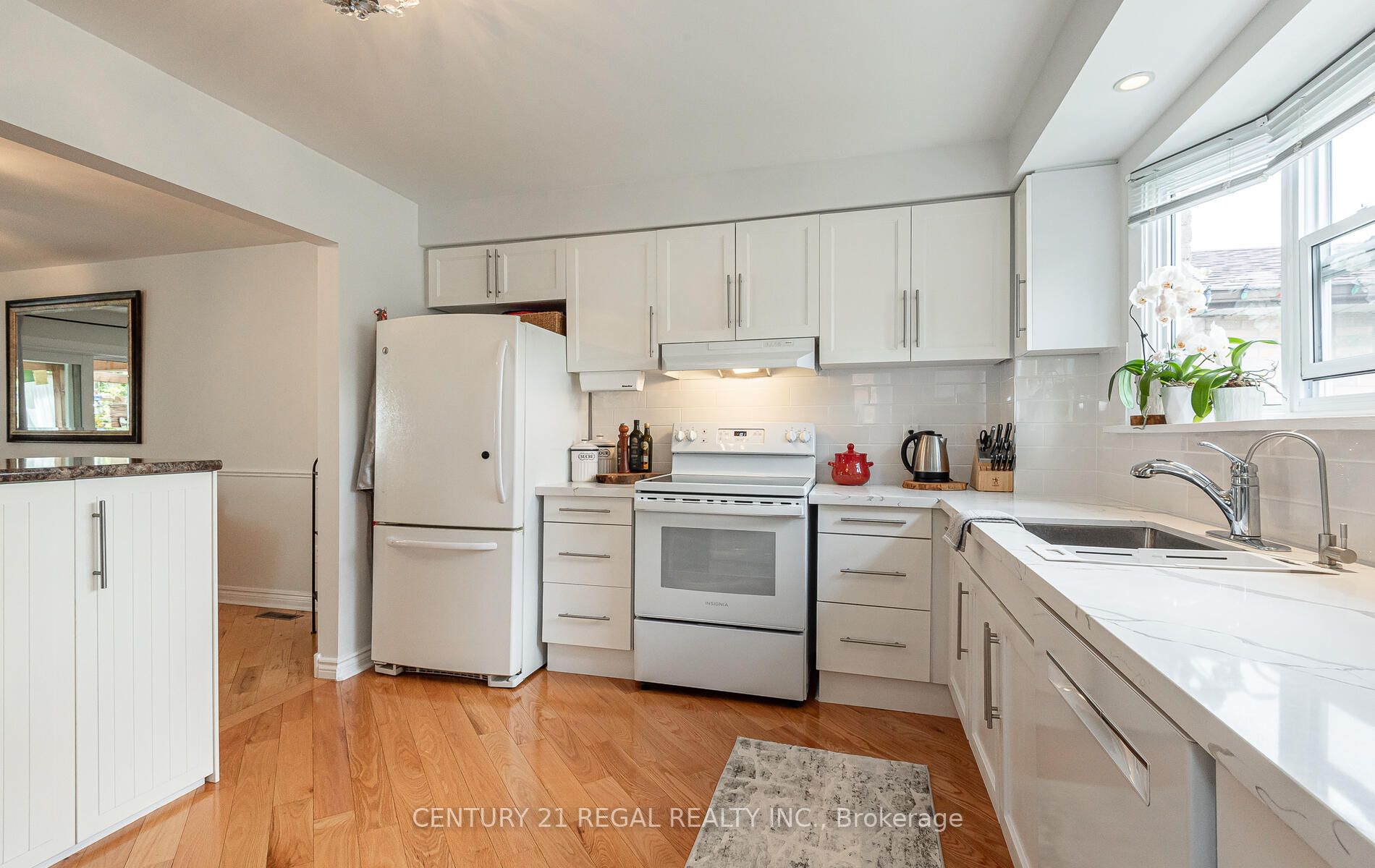 3 Greenleaf Cres