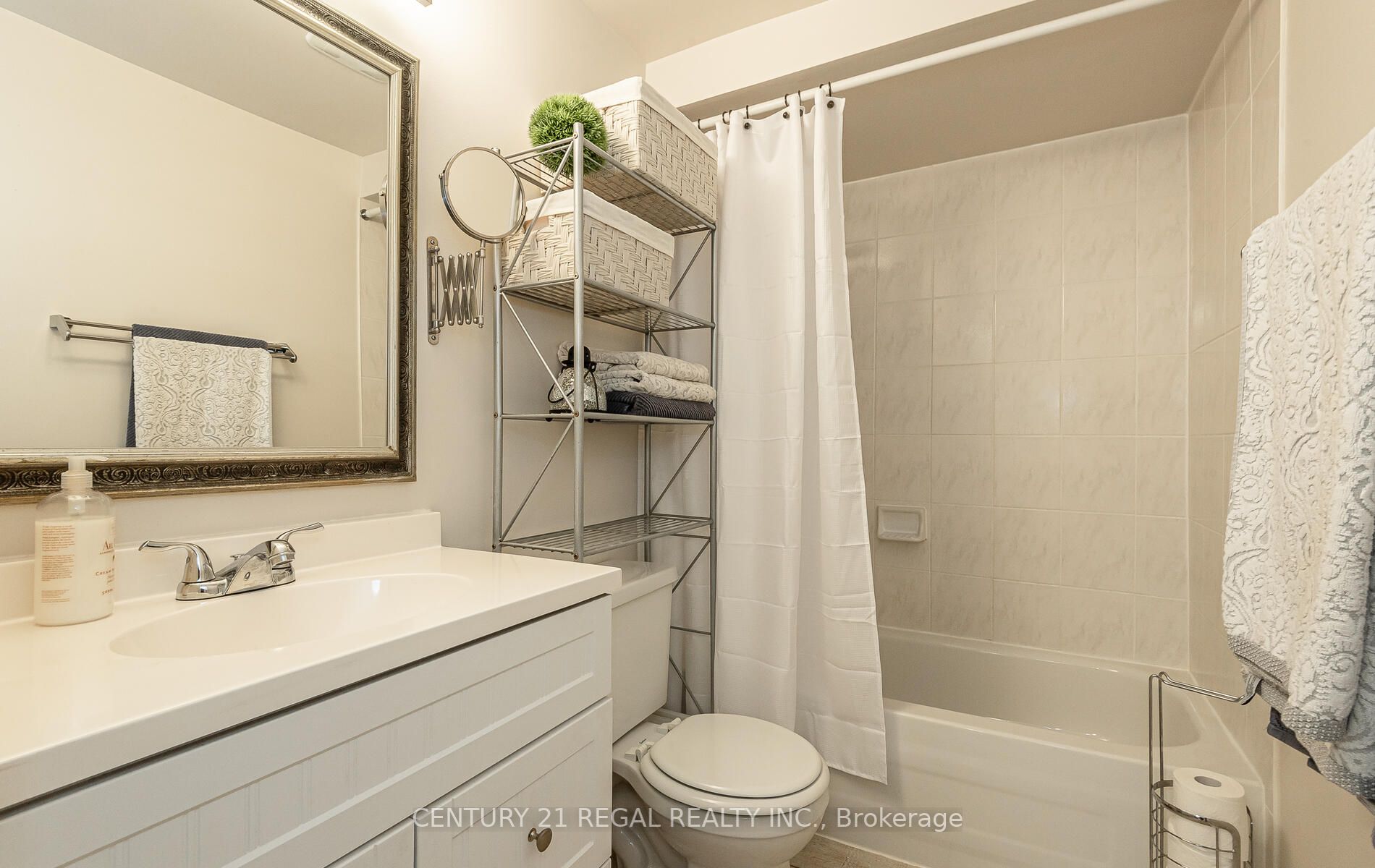 3 Greenleaf Cres