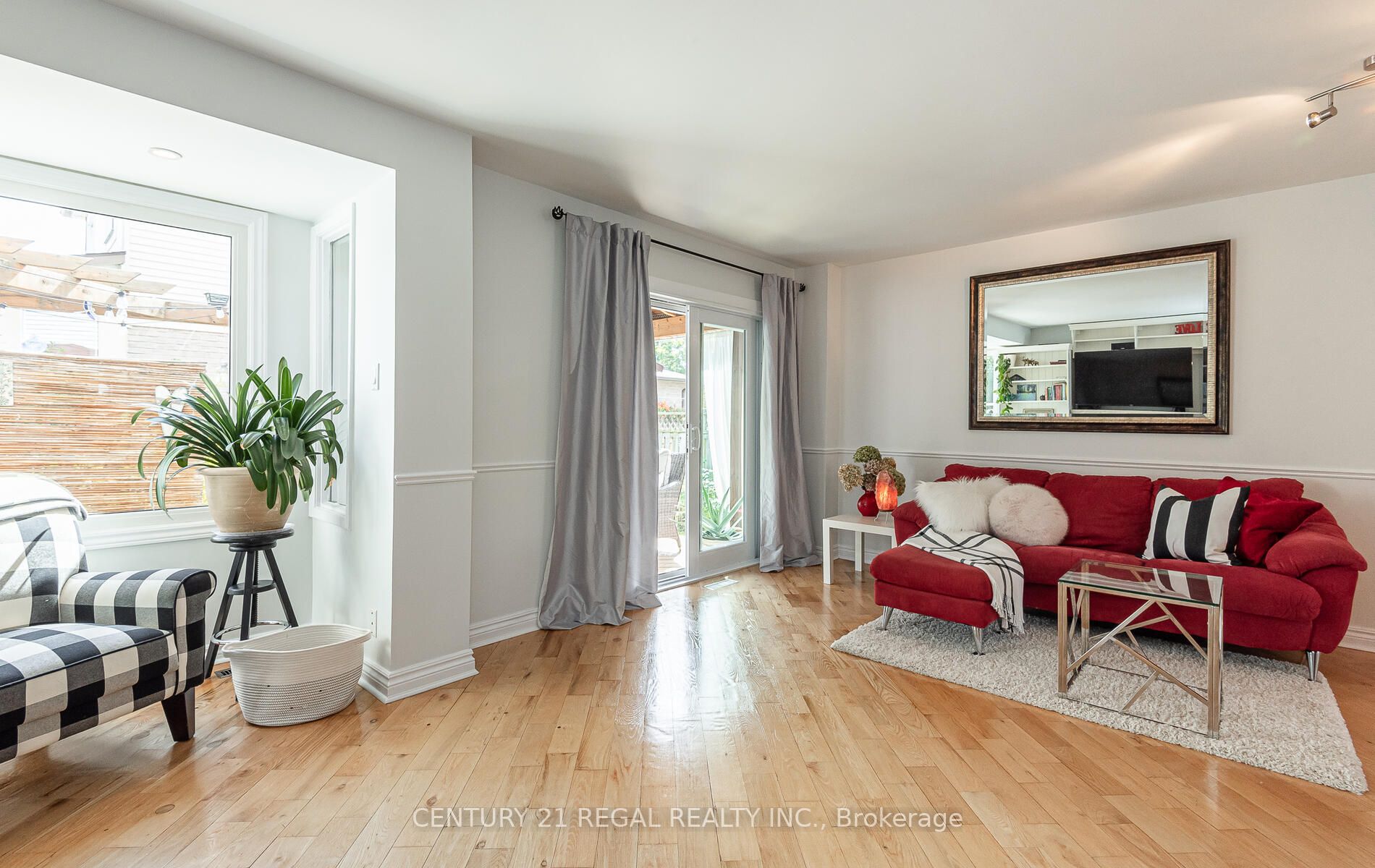 3 Greenleaf Cres