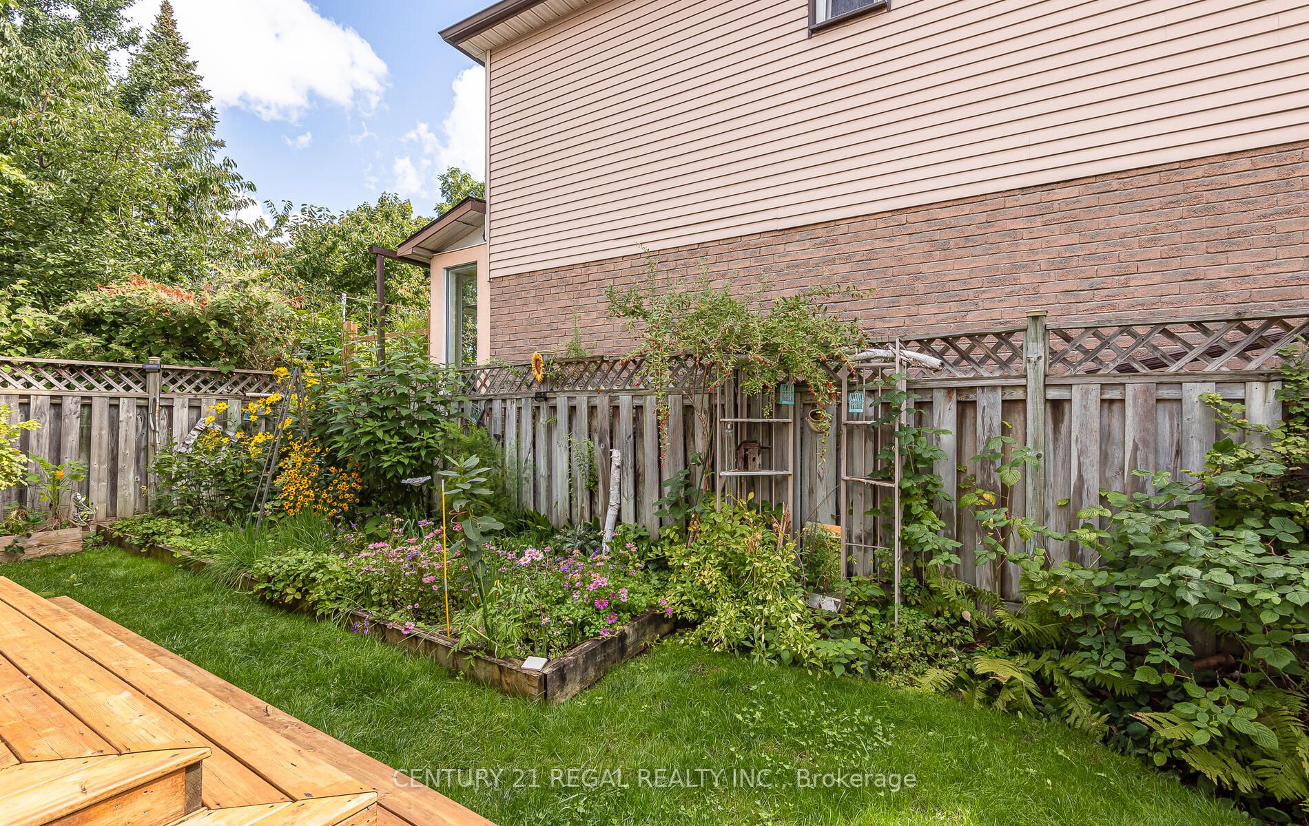 3 Greenleaf Cres