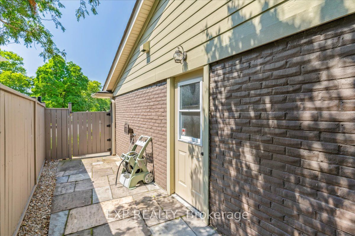 409 Valanna Cres