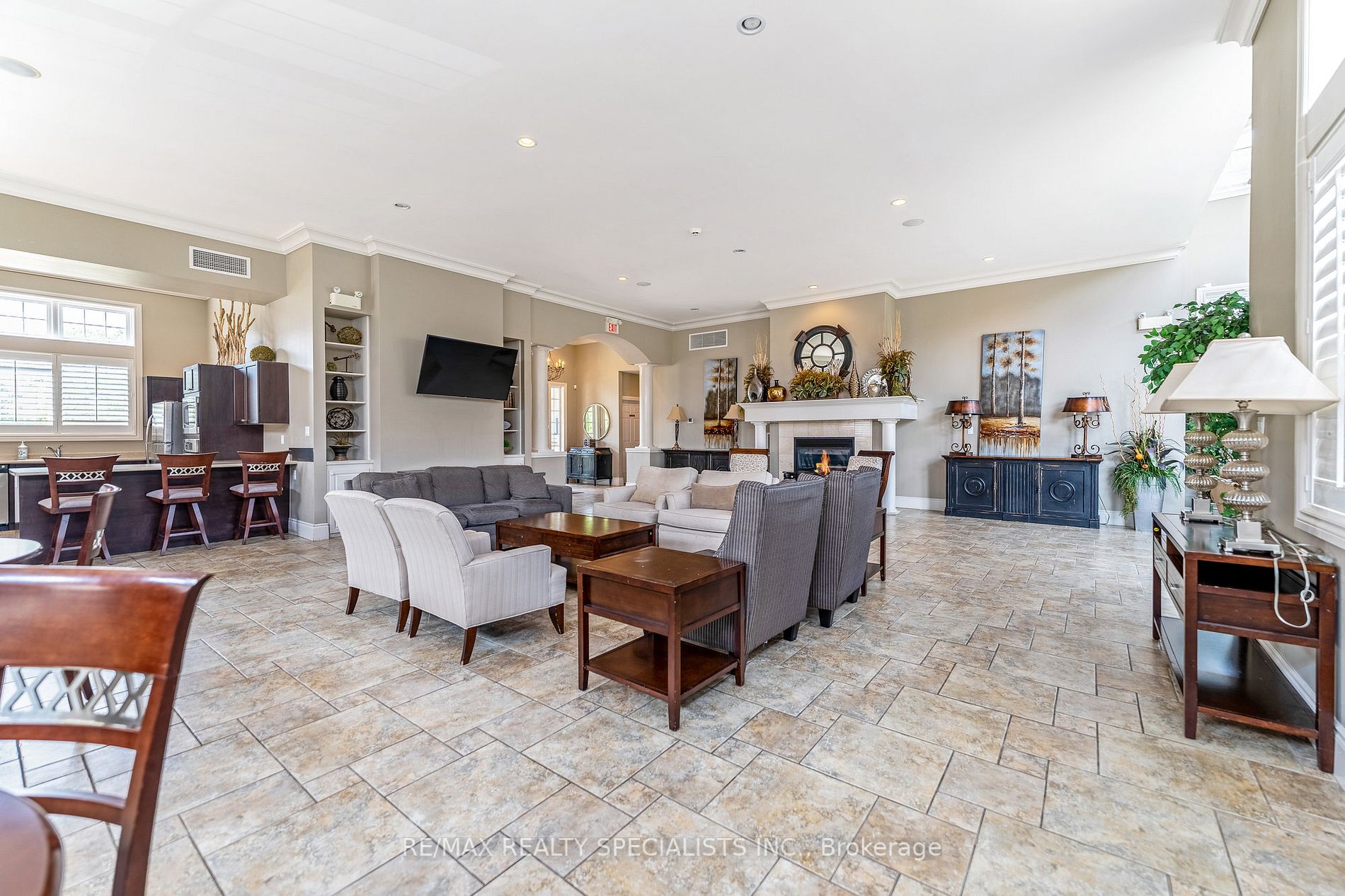1370 Main Street E, #202