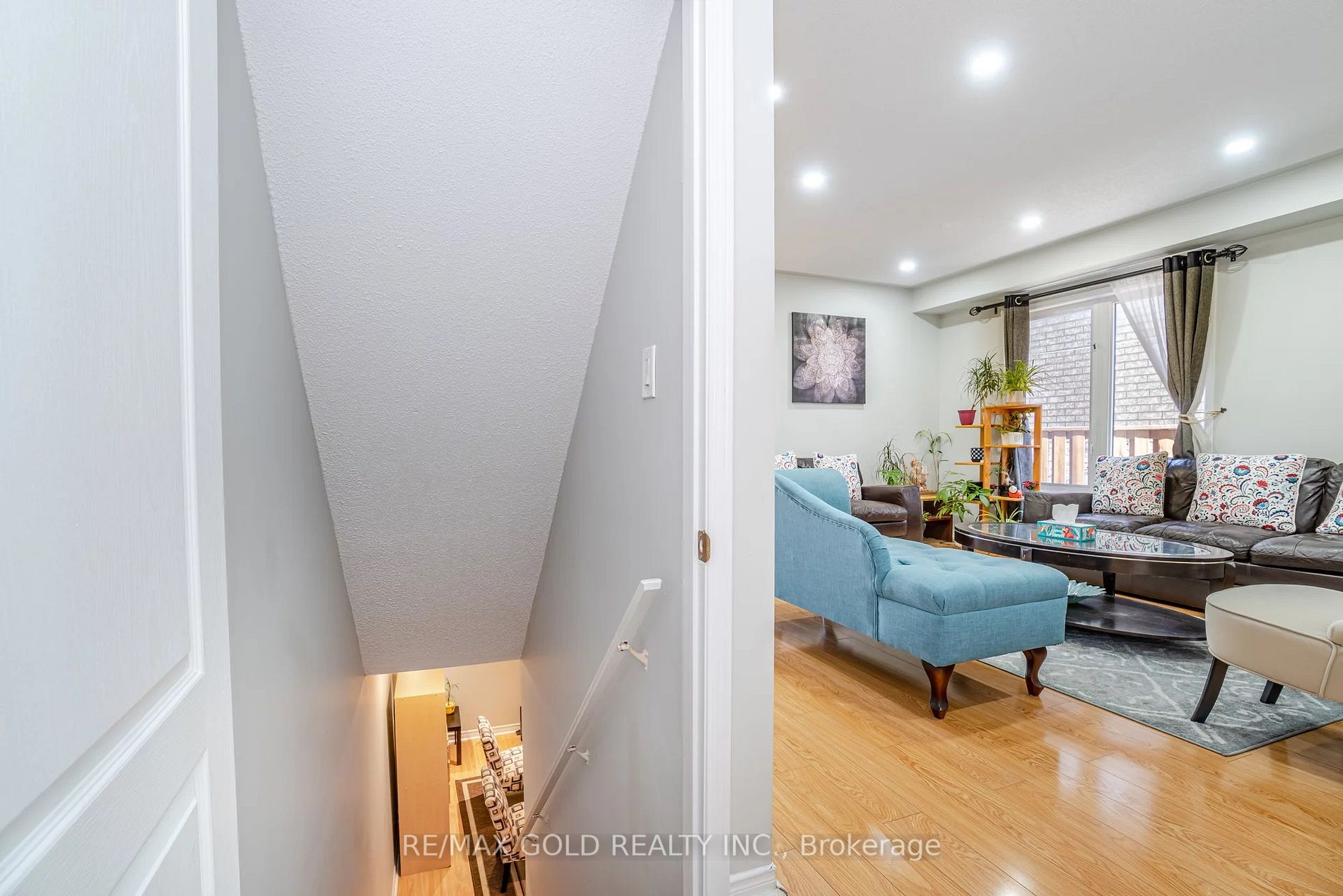 122 Crystalview Cres