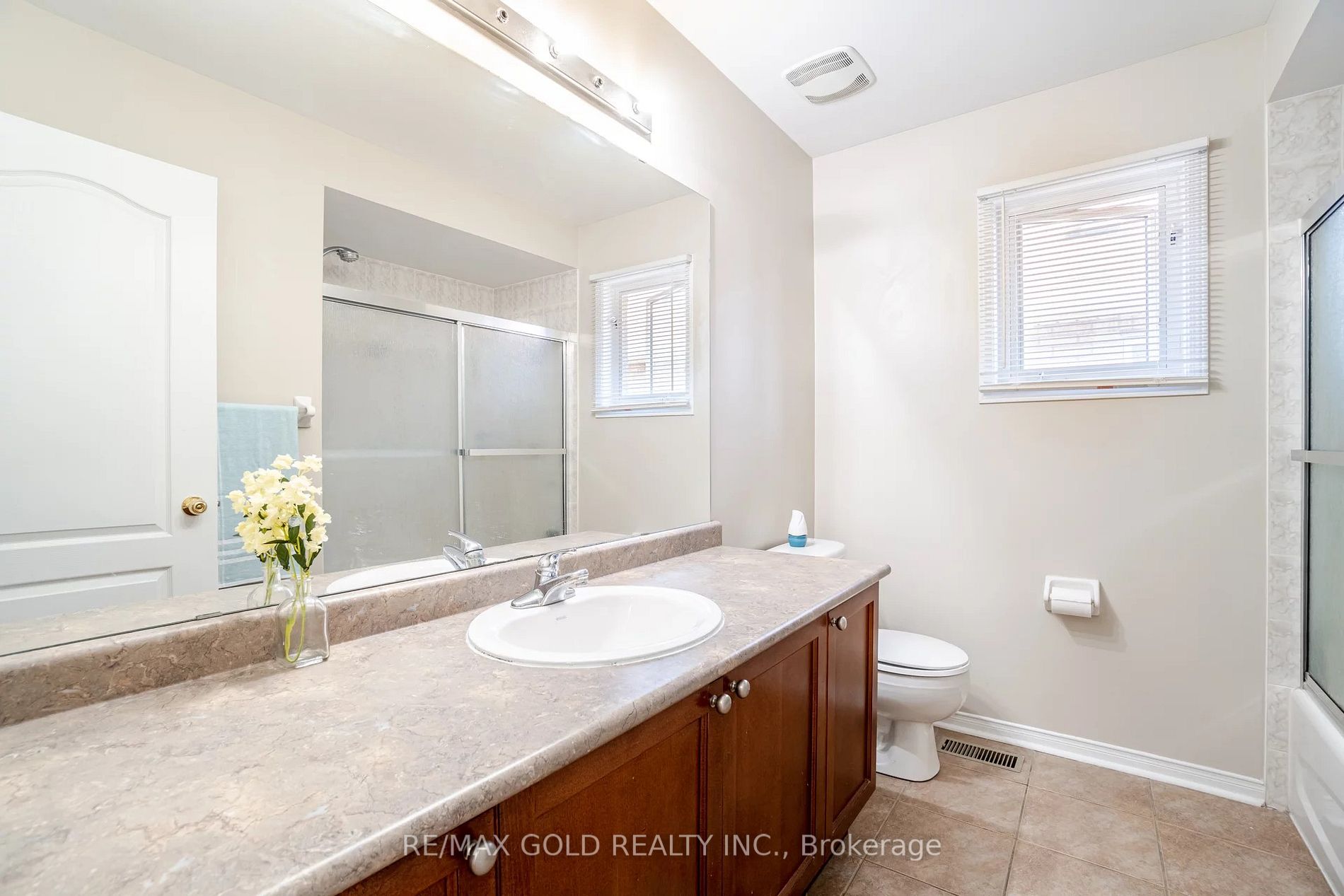 122 Crystalview Cres