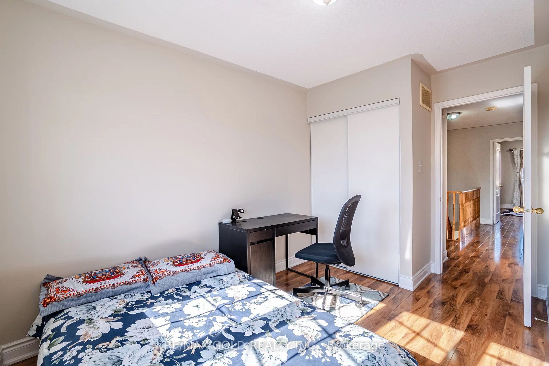 122 Crystalview Cres