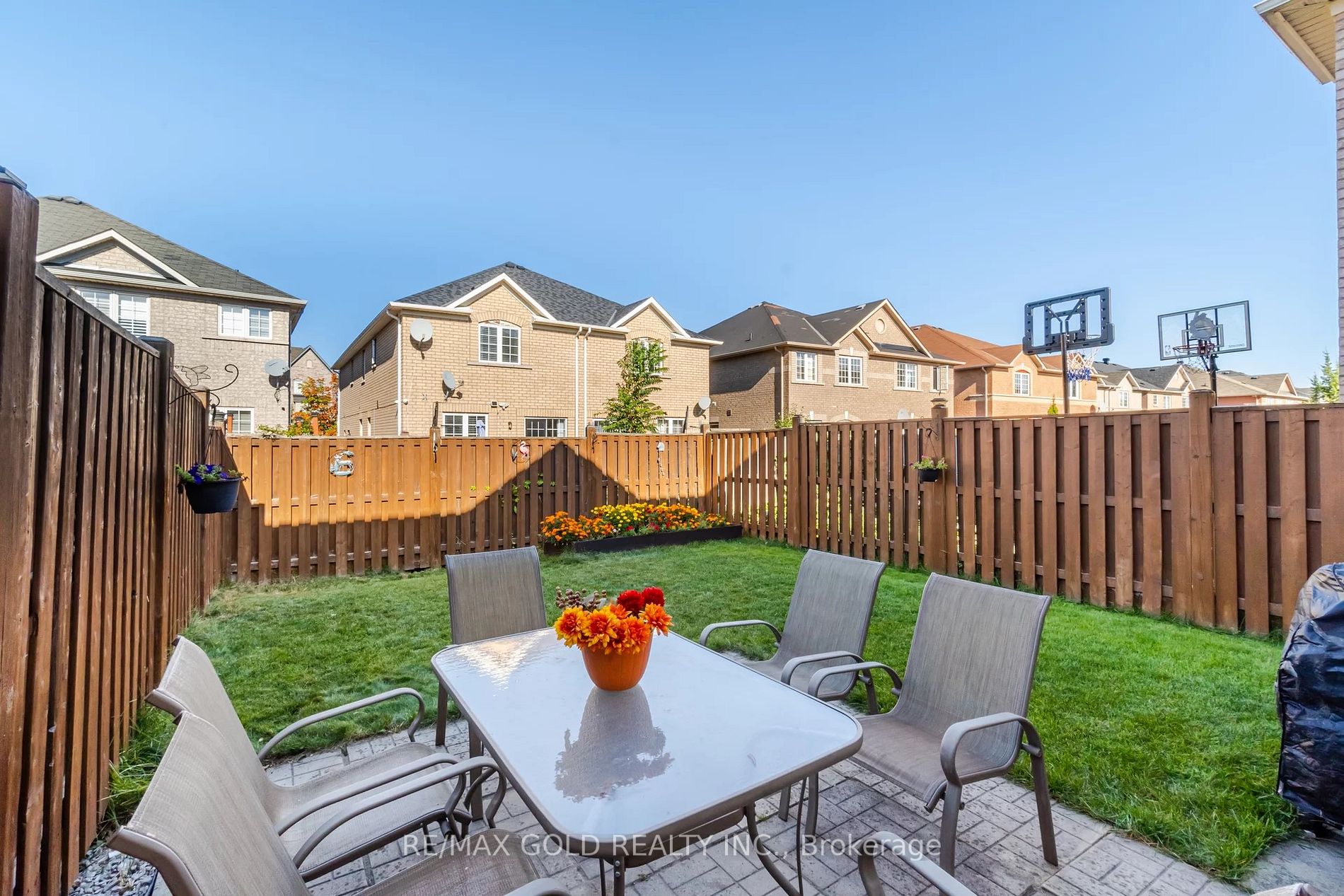 122 Crystalview Cres