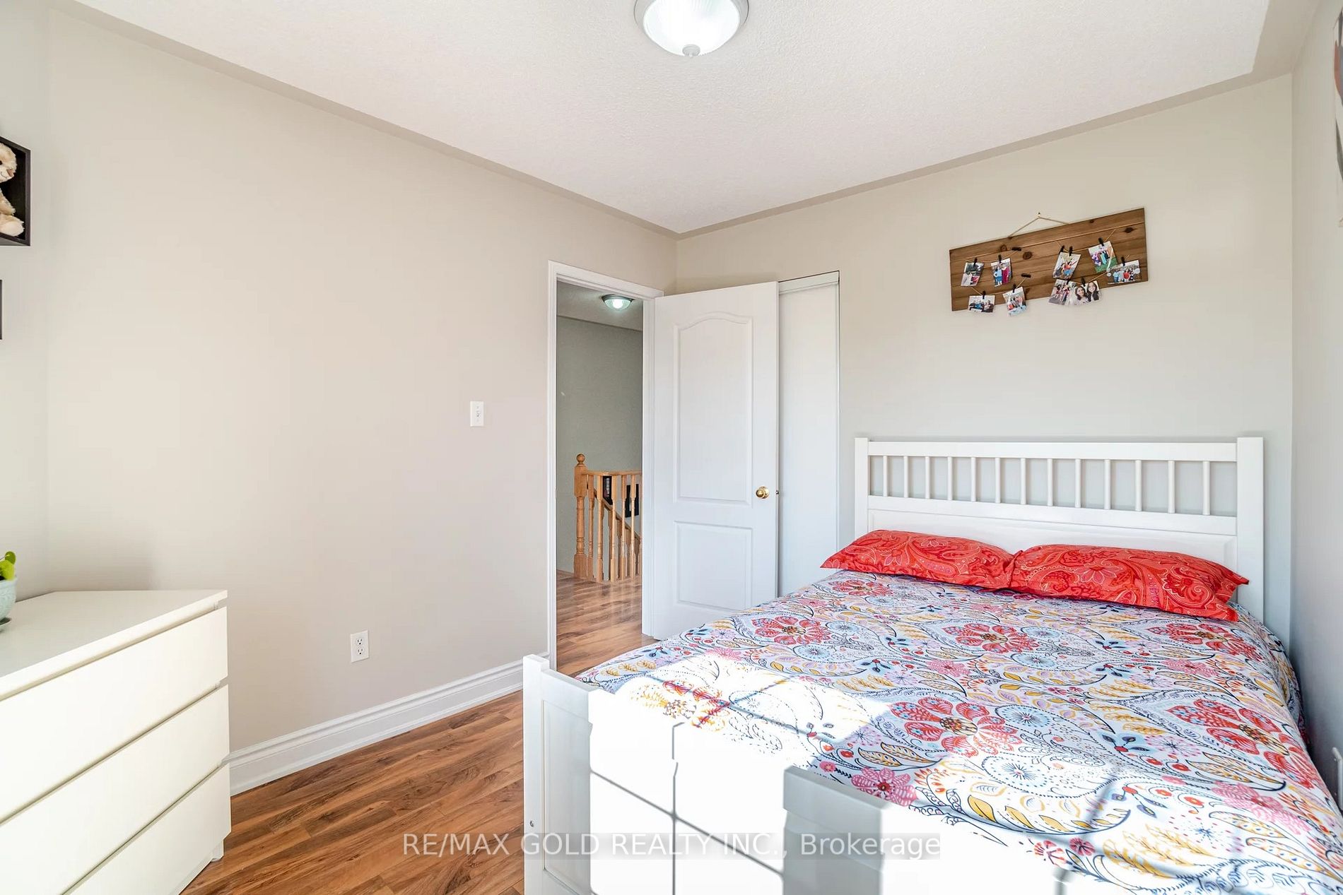 122 Crystalview Cres