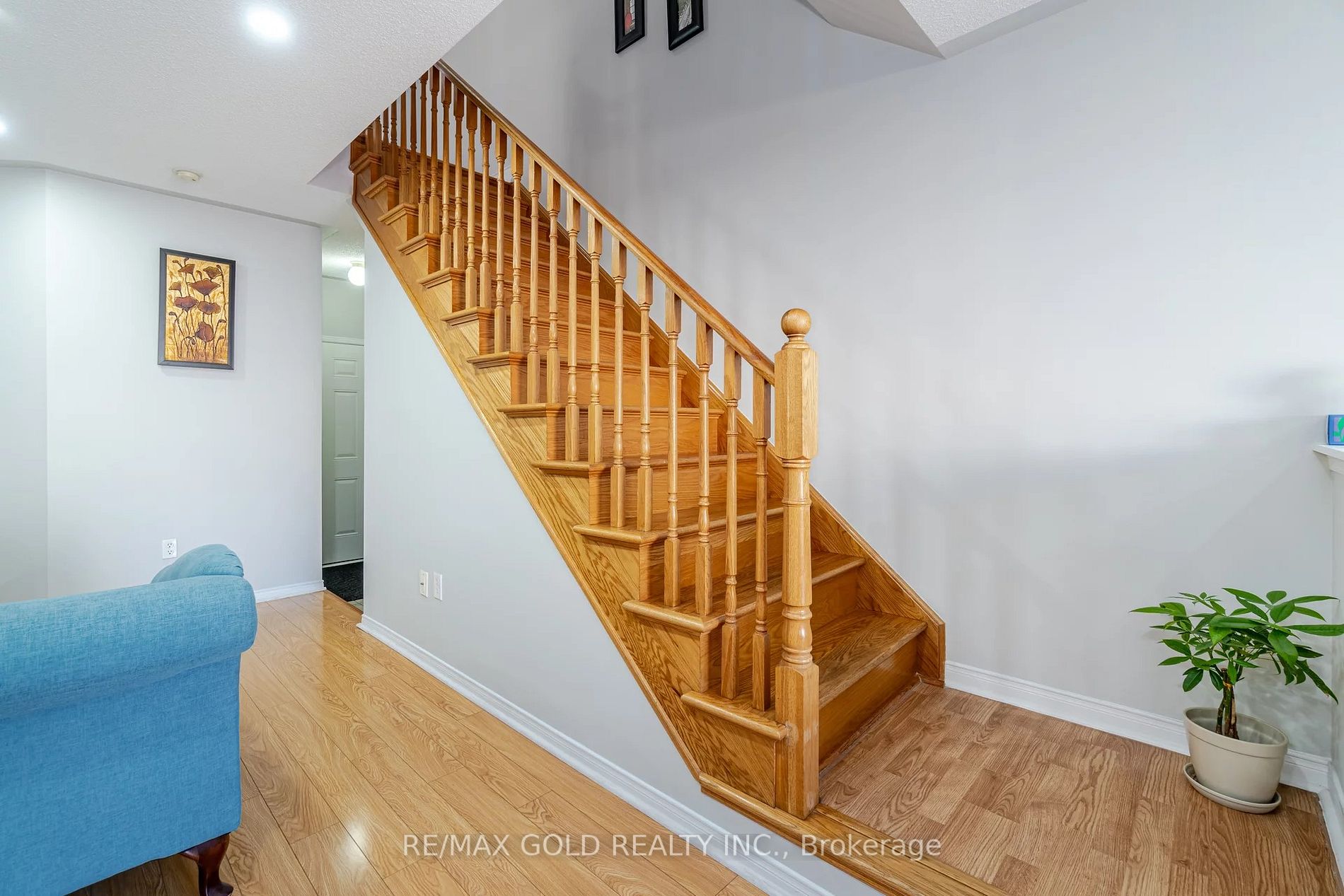 122 Crystalview Cres