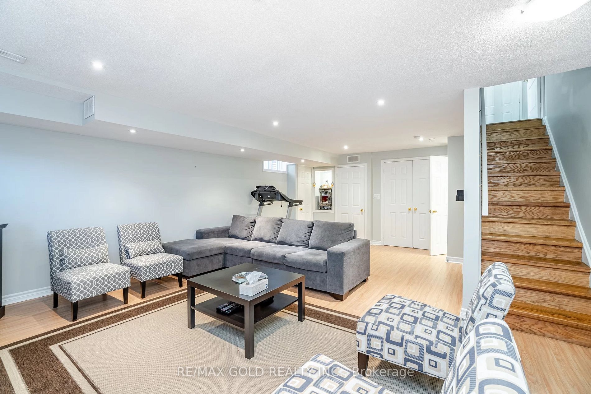 122 Crystalview Cres