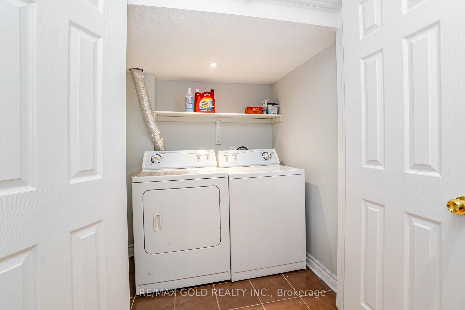 122 Crystalview Cres