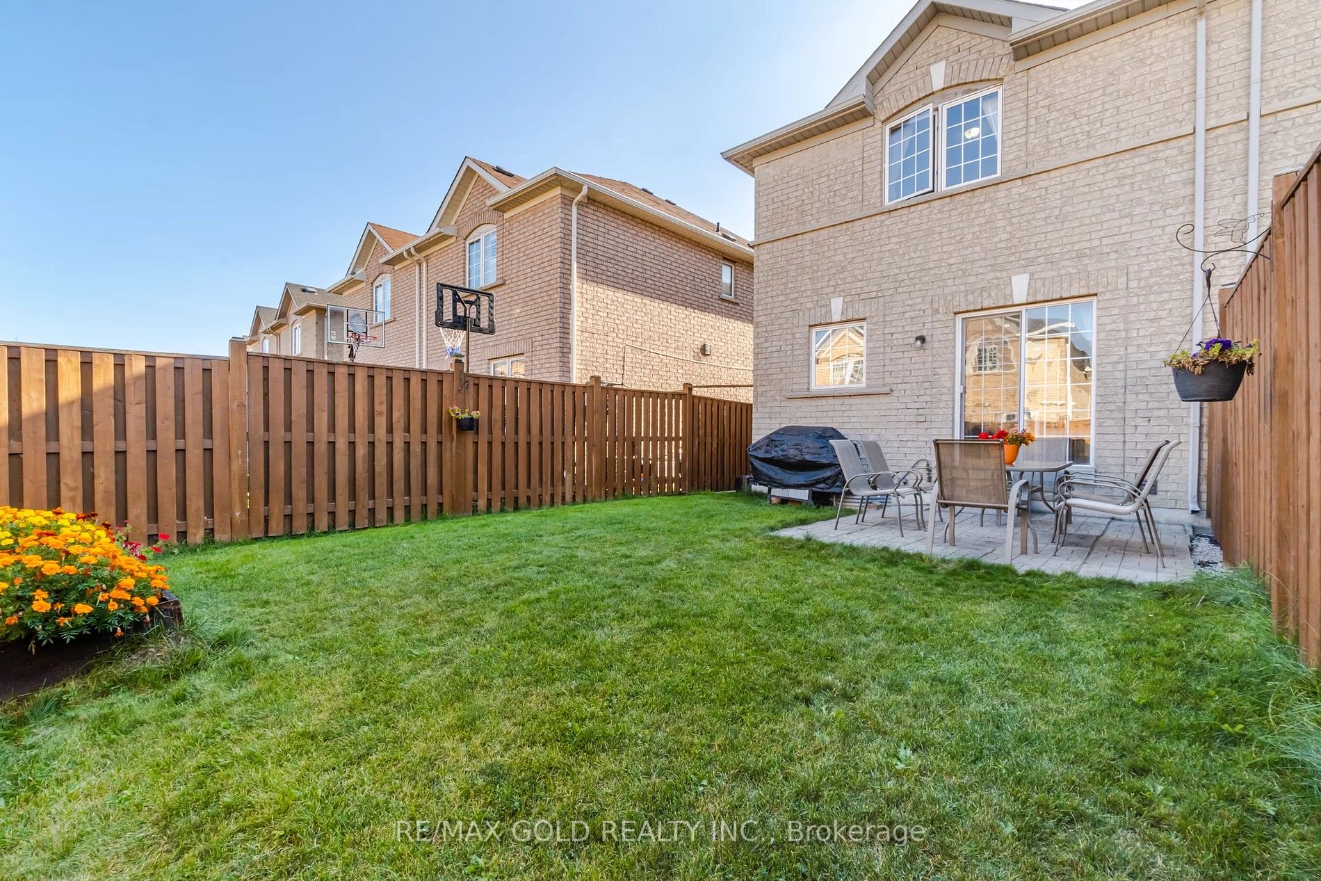 122 Crystalview Cres