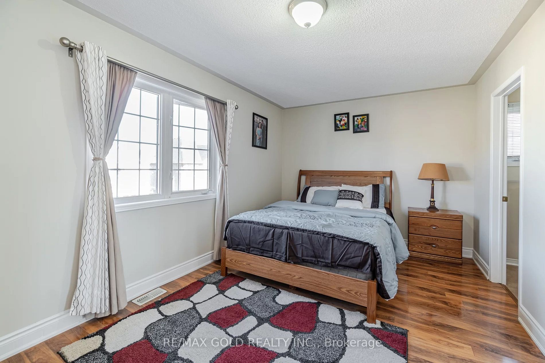 122 Crystalview Cres