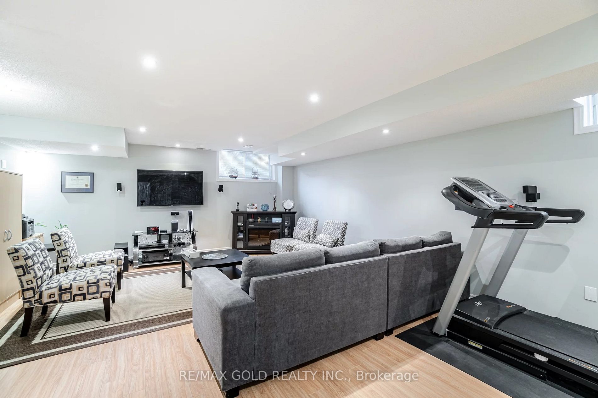 122 Crystalview Cres