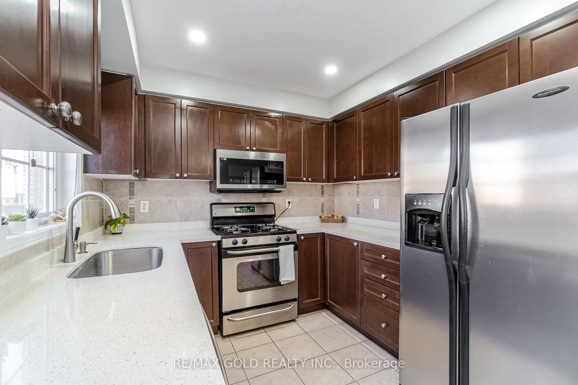 122 Crystalview Cres