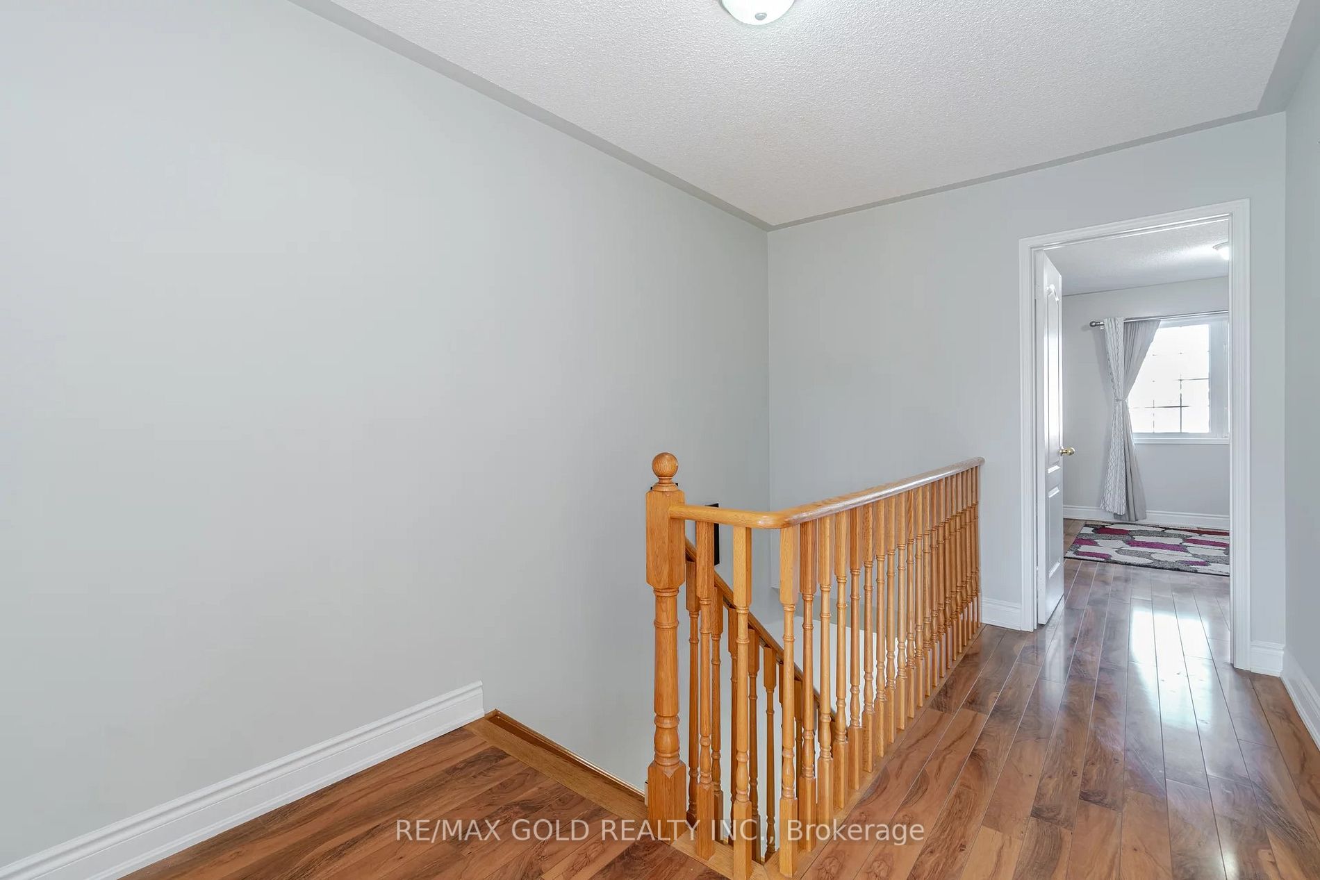 122 Crystalview Cres